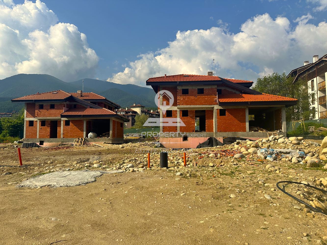 ДВУЕТАЖНА КЪЩА С ПАНОРАМНА ГЛЕДКА КЪМ ПЛАНИНА, ЧАСТ ОТ БУТИКОВ КОМПЛЕКС. - 0