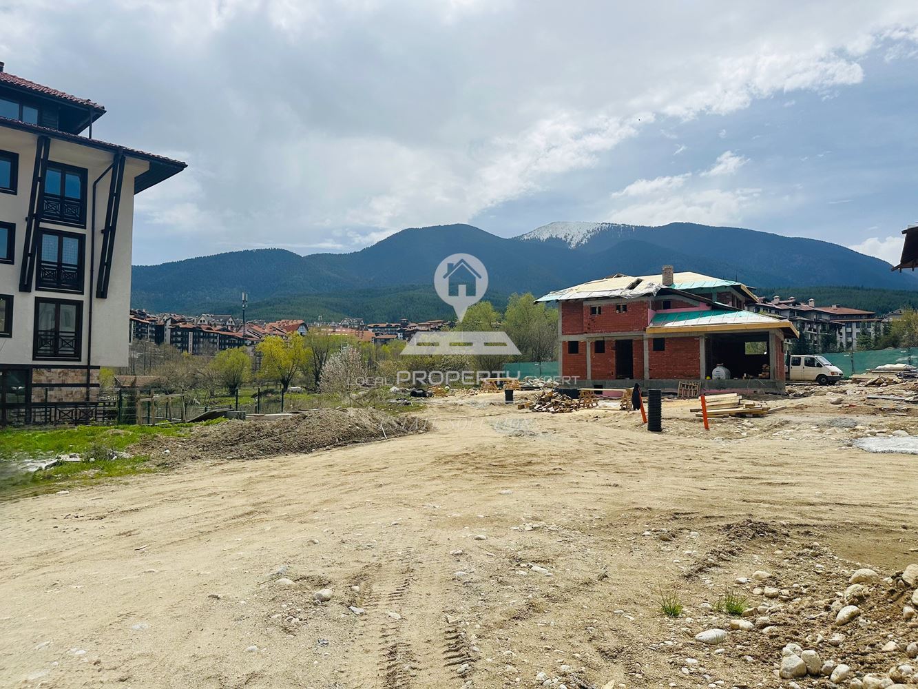 ДВУЕТАЖНА КЪЩА С ПАНОРАМНА ГЛЕДКА КЪМ ПЛАНИНА, ЧАСТ ОТ БУТИКОВ КОМПЛЕКС. - 0