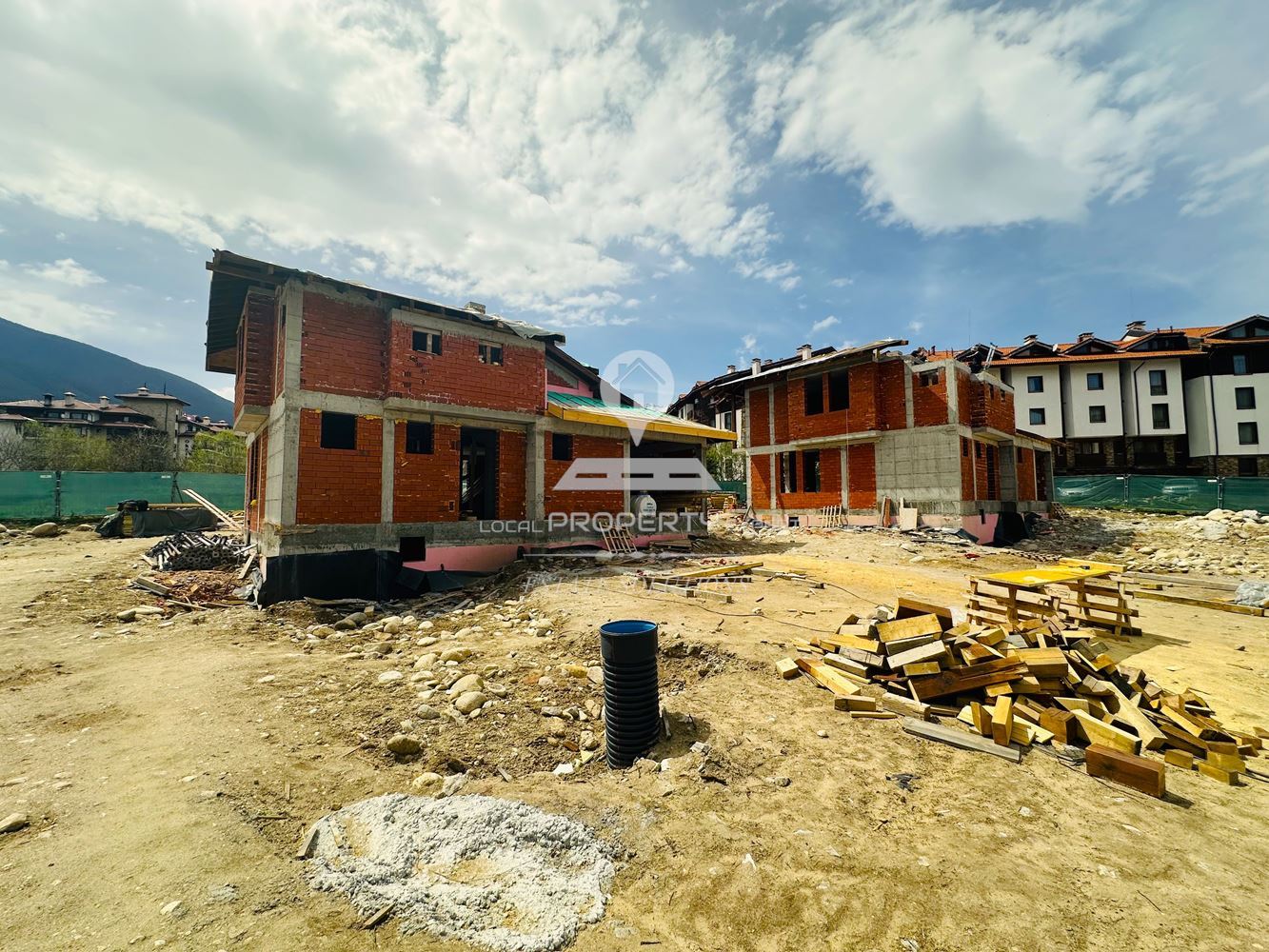 ДВУЕТАЖНА КЪЩА С ПАНОРАМНА ГЛЕДКА КЪМ ПЛАНИНА, ЧАСТ ОТ БУТИКОВ КОМПЛЕКС. - 0