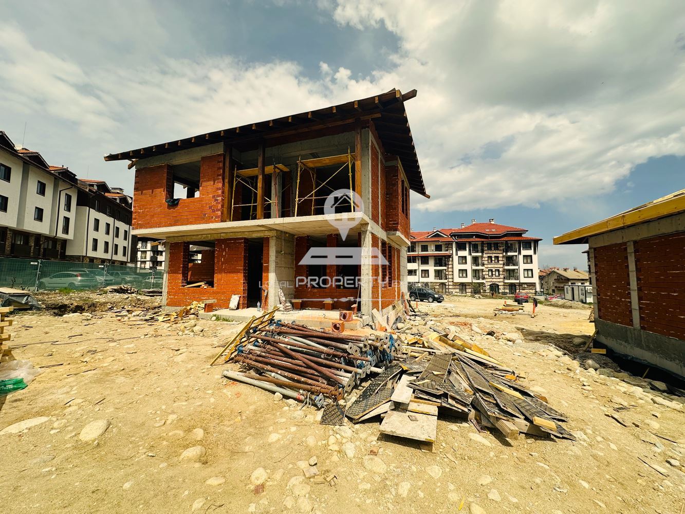 ДВУЕТАЖНА КЪЩА С ПАНОРАМНА ГЛЕДКА КЪМ ПЛАНИНА, ЧАСТ ОТ БУТИКОВ КОМПЛЕКС. - 0