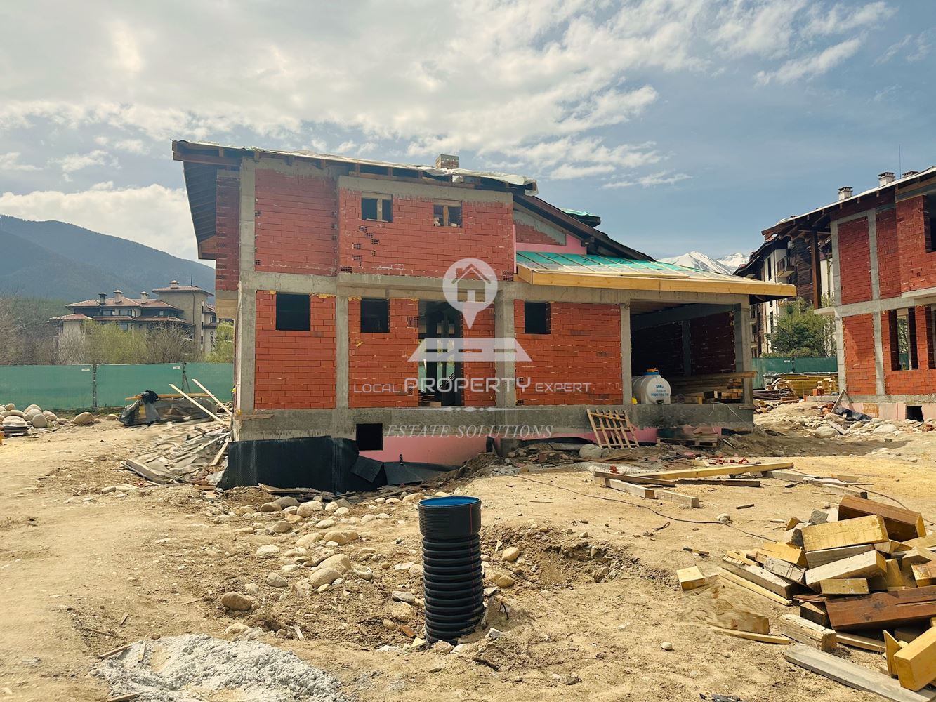 ДВУЕТАЖНА КЪЩА С ПАНОРАМНА ГЛЕДКА КЪМ ПЛАНИНА, ЧАСТ ОТ БУТИКОВ КОМПЛЕКС. - 0