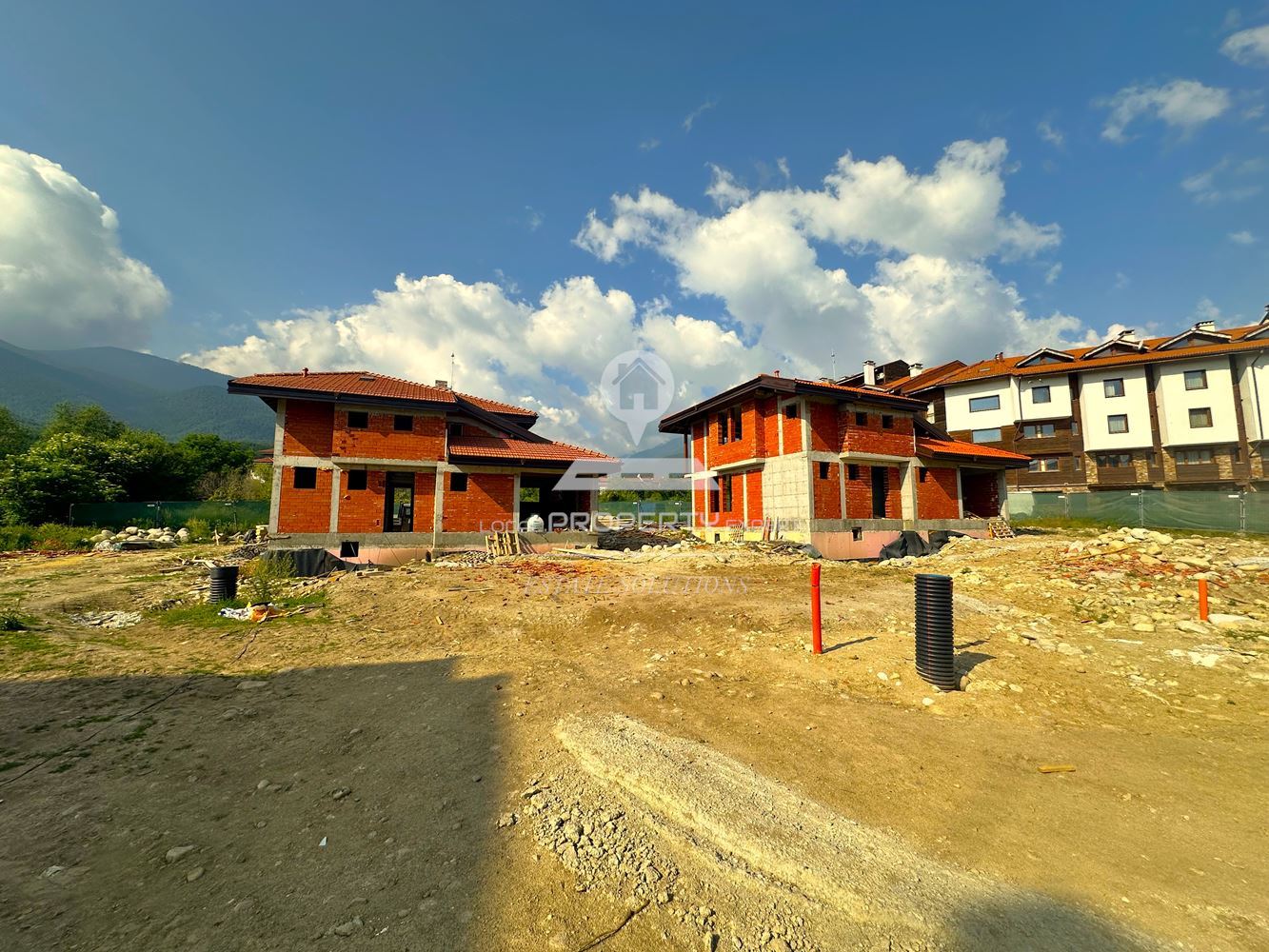 ДВУЕТАЖНА КЪЩА С ПАНОРАМНА ГЛЕДКА КЪМ ПЛАНИНА, ЧАСТ ОТ БУТИКОВ КОМПЛЕКС. - 0