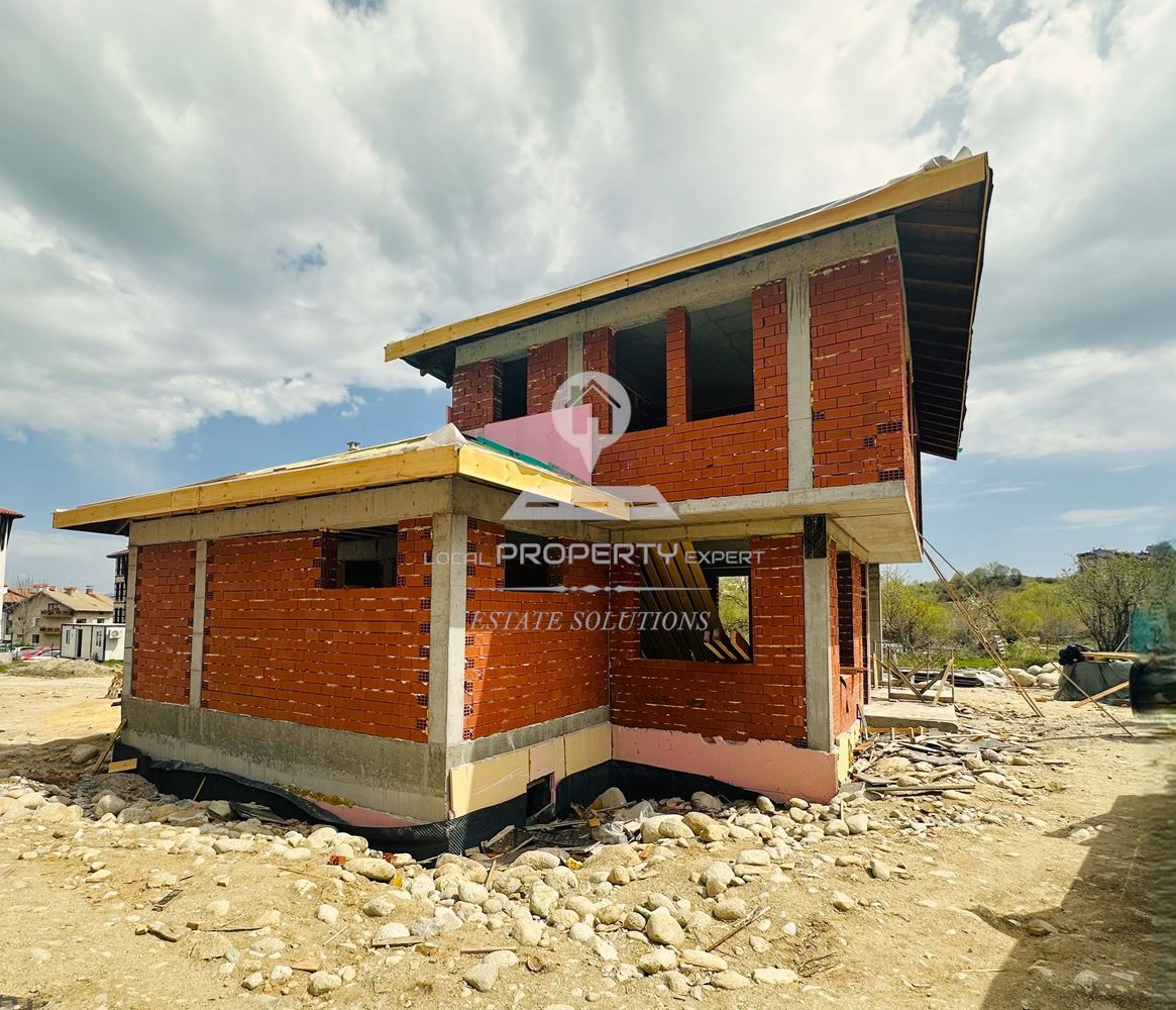 ДВУЕТАЖНА КЪЩА С ПАНОРАМНА ГЛЕДКА КЪМ ПЛАНИНА, ЧАСТ ОТ БУТИКОВ КОМПЛЕКС. - 0