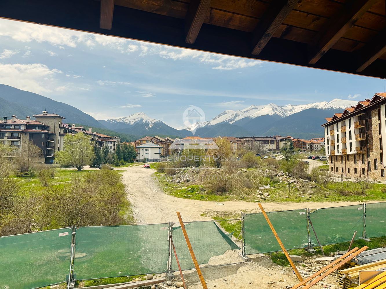 ДВУЕТАЖНА КЪЩА С ПАНОРАМНА ГЛЕДКА КЪМ ПЛАНИНА, ЧАСТ ОТ БУТИКОВ КОМПЛЕКС. - 0