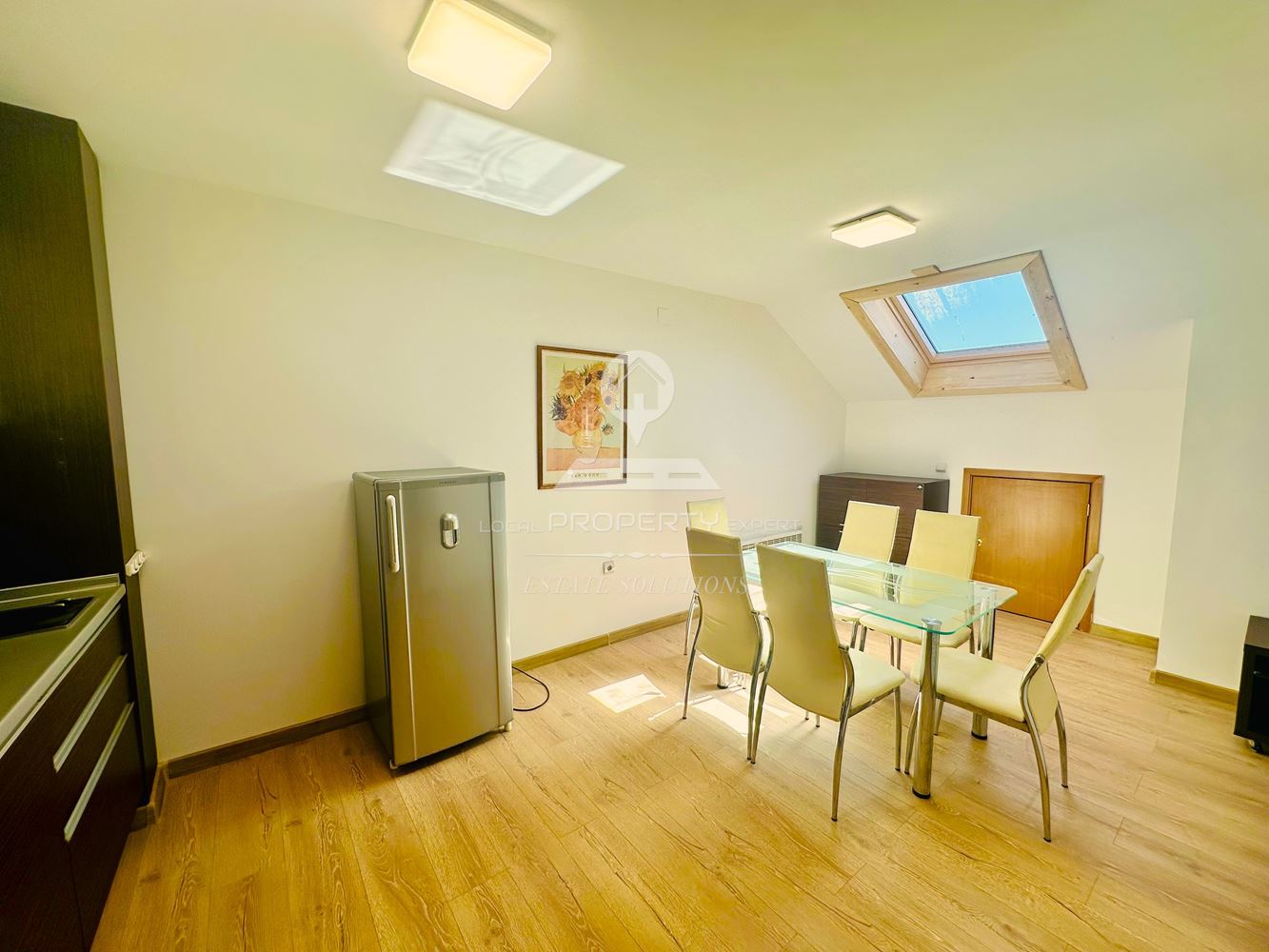 ОБЗАВЕДЕН, ТРИСТАЕН АПАРТАМЕНТ С ТОП ЛОКАЦИЯ В ЖИЛИЩНА СГРАДА "ТОДОРИНИ КУЛИ", ГР. БАНСКО. - 0