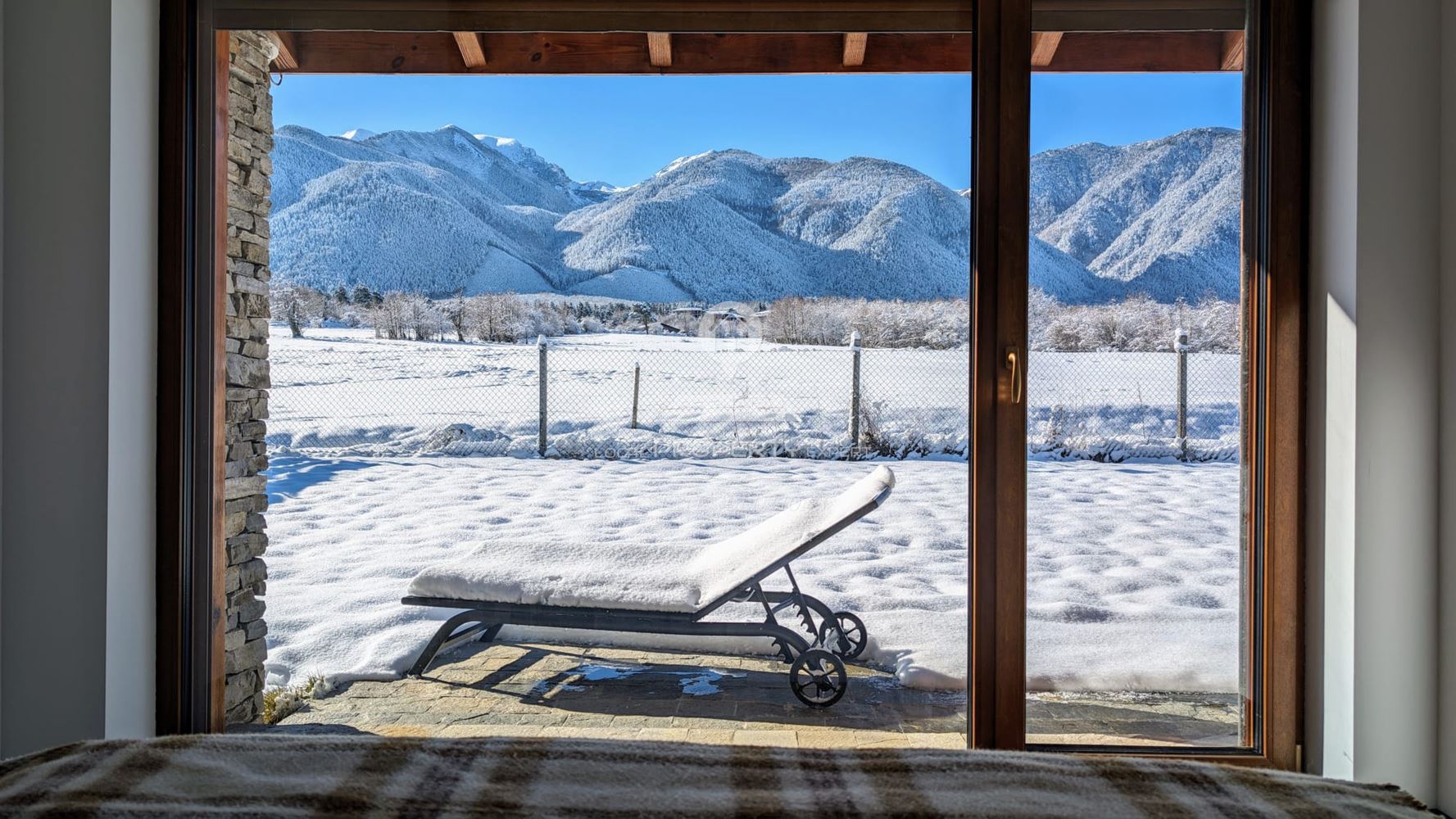 ЛУКСОЗНО И СТИЛНО ОБЗАВЕДЕНО ШАЛЕ В РАЙОНA НА "ПИРИН ГОЛФ & КЪНТРИ КЛУБ", М. КУКУРЕВО, ГР. РАЗЛОГ. - 0