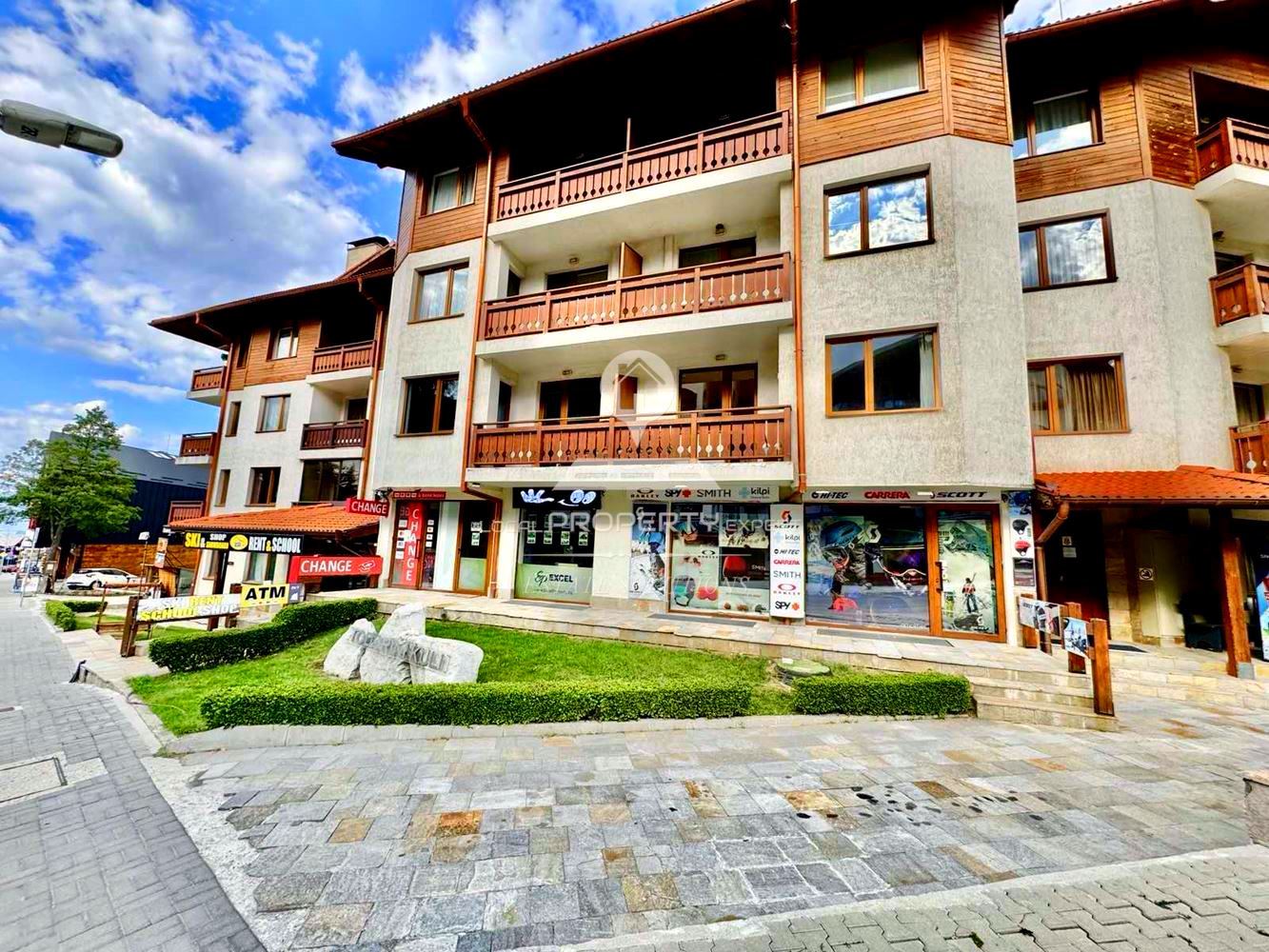 ОБЗАВЕДЕН, ТРИСТАЕН АПАРТАМЕНТ С ТОП ЛОКАЦИЯ В ЖИЛИЩНА СГРАДА "ТОДОРИНИ КУЛИ", ГР. БАНСКО. - 0