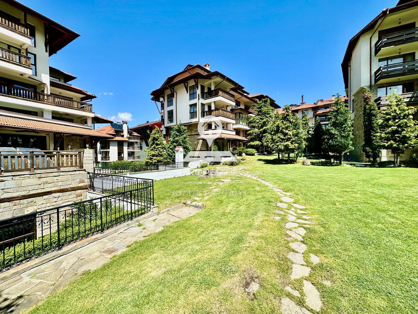 ОБЗАВЕДЕН ДВУСТАЕН АПАРТАМЕНТ В КОМПЛЕКС "BANSKO ROYAL TOWERS'', КВ. ГЛАЗНЕ, УЛ. СТРАГИТЕ, ГР. БАНСКО. - 0