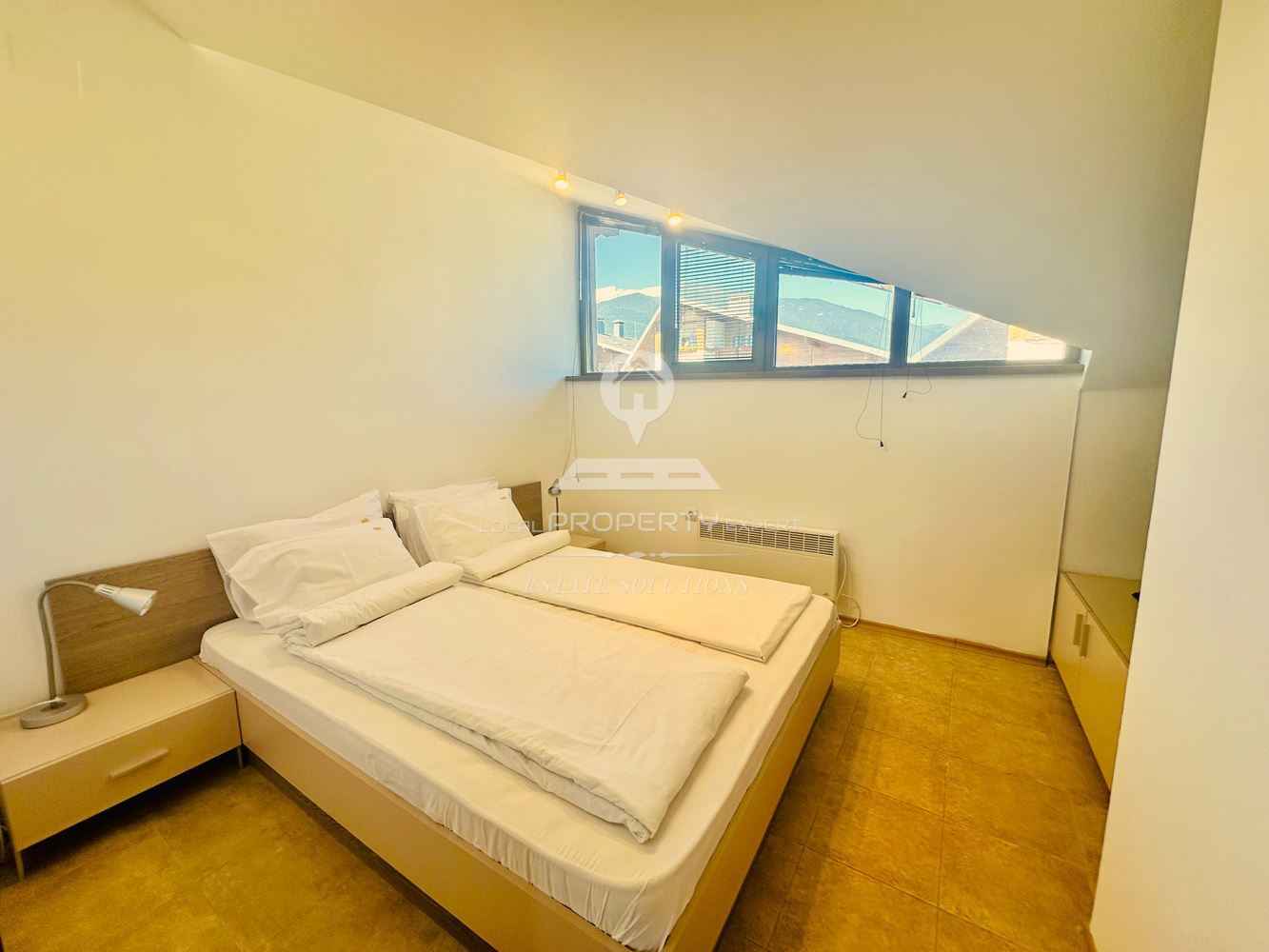 ОБЗАВЕДЕН, ТРИСТАЕН АПАРТАМЕНТ С ТОП ЛОКАЦИЯ В ЖИЛИЩНА СГРАДА "ТОДОРИНИ КУЛИ", ГР. БАНСКО. - 0