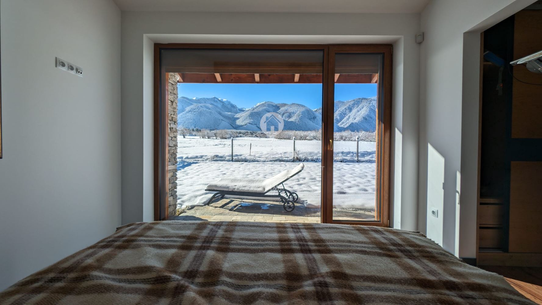 ЛУКСОЗНО И СТИЛНО ОБЗАВЕДЕНО ШАЛЕ В РАЙОНA НА "ПИРИН ГОЛФ & КЪНТРИ КЛУБ", М. КУКУРЕВО, ГР. РАЗЛОГ. - 0