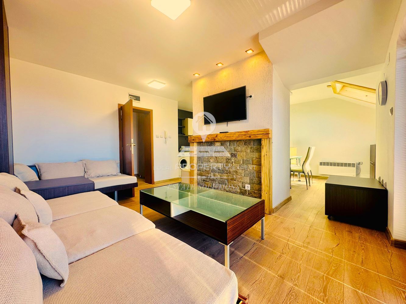 ОБЗАВЕДЕН, ТРИСТАЕН АПАРТАМЕНТ С ТОП ЛОКАЦИЯ В ЖИЛИЩНА СГРАДА "ТОДОРИНИ КУЛИ", ГР. БАНСКО. - 0