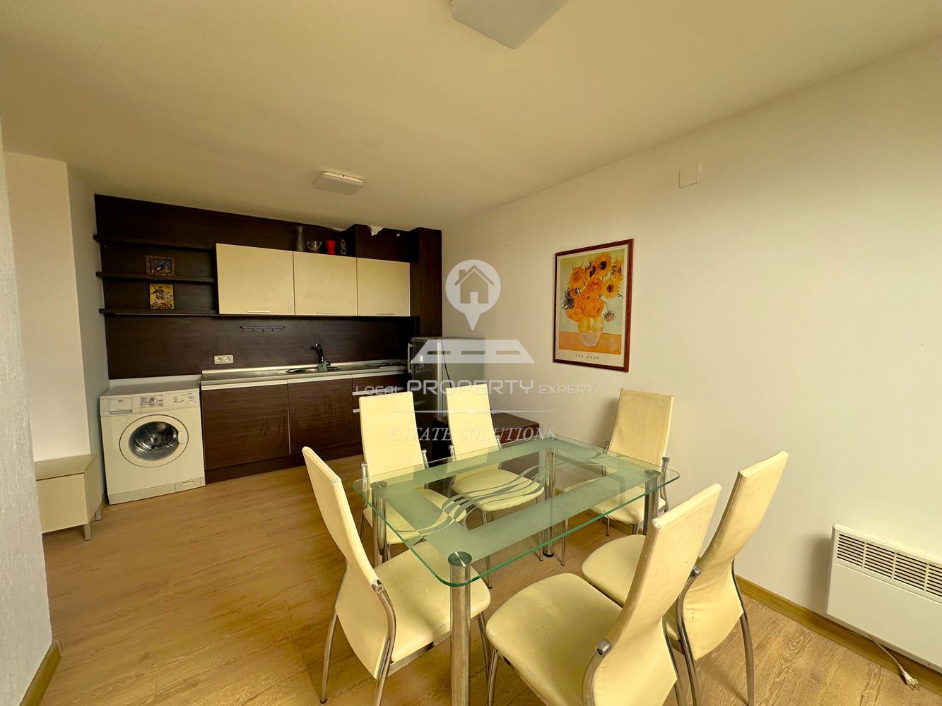 ОБЗАВЕДЕН, ТРИСТАЕН АПАРТАМЕНТ С ТОП ЛОКАЦИЯ В ЖИЛИЩНА СГРАДА "ТОДОРИНИ КУЛИ", ГР. БАНСКО. - 0