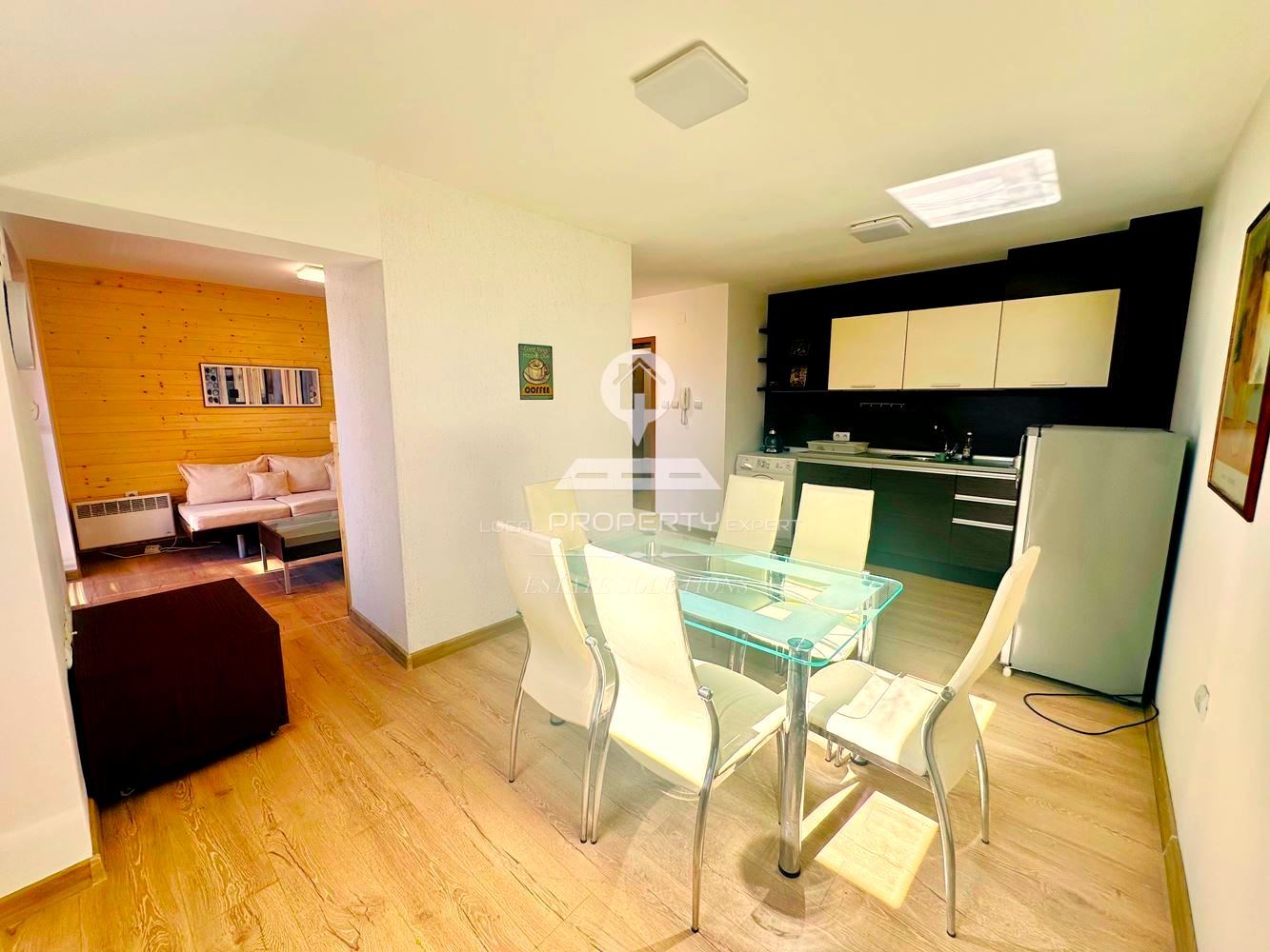 ОБЗАВЕДЕН, ТРИСТАЕН АПАРТАМЕНТ С ТОП ЛОКАЦИЯ В ЖИЛИЩНА СГРАДА "ТОДОРИНИ КУЛИ", ГР. БАНСКО. - 0