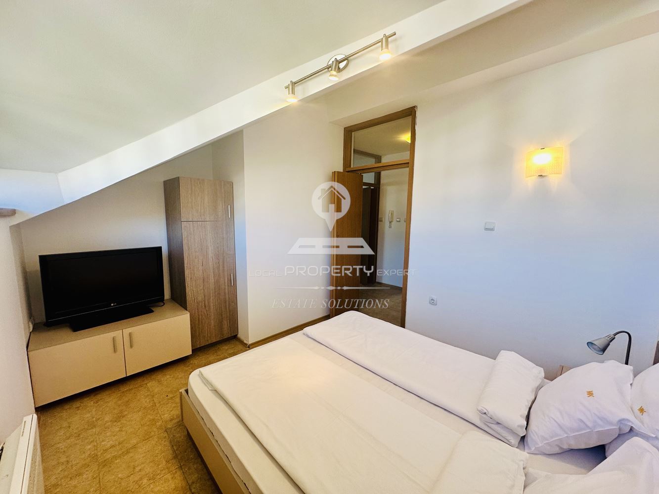 ОБЗАВЕДЕН, ТРИСТАЕН АПАРТАМЕНТ С ТОП ЛОКАЦИЯ В ЖИЛИЩНА СГРАДА "ТОДОРИНИ КУЛИ", ГР. БАНСКО. - 0