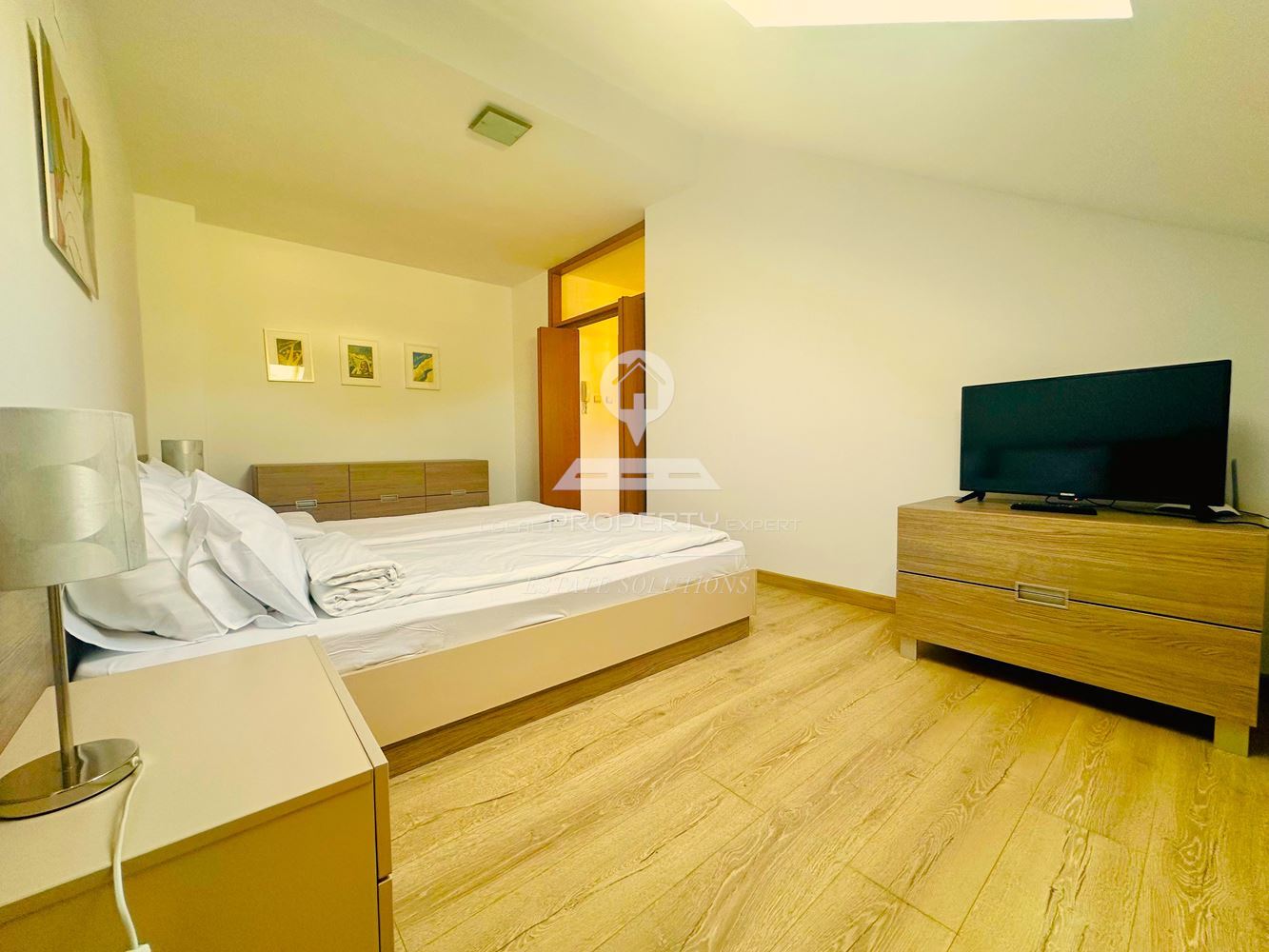 ОБЗАВЕДЕН, ТРИСТАЕН АПАРТАМЕНТ С ТОП ЛОКАЦИЯ В ЖИЛИЩНА СГРАДА "ТОДОРИНИ КУЛИ", ГР. БАНСКО. - 0