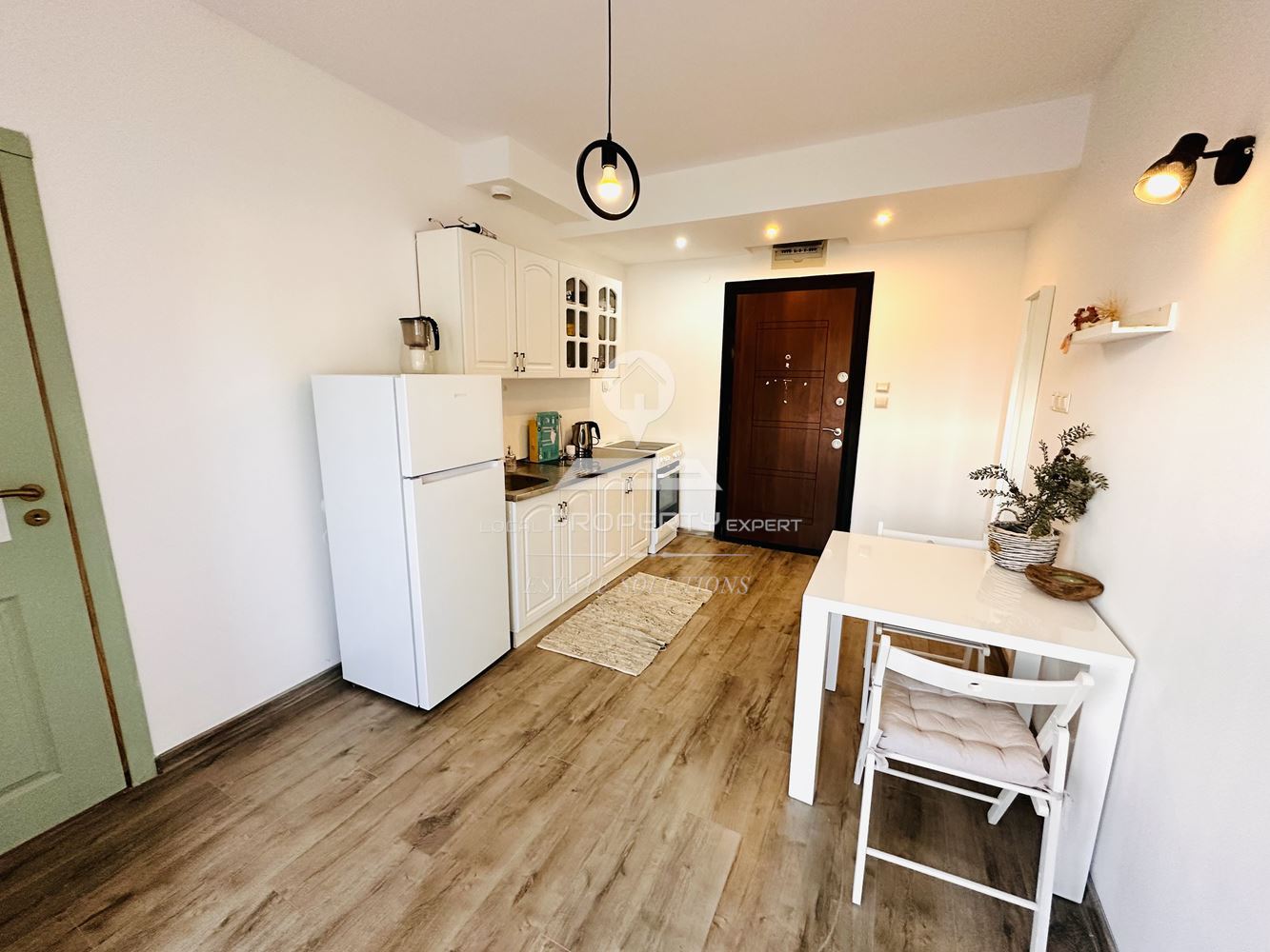 НАПЪЛНО ОБЗАВЕДЕН, ДВУСТАЕН АПАРТАМЕНТ В ЖИЛИЩНА СГРАДА "CROWN BANSKO", ГР. БАНСКО. - 0