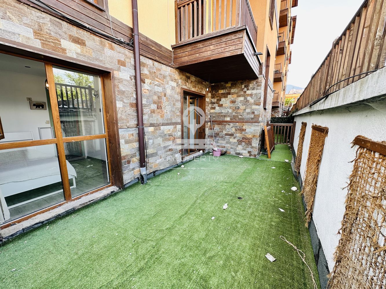 НАПЪЛНО ОБЗАВЕДЕН, ДВУСТАЕН АПАРТАМЕНТ В ЖИЛИЩНА СГРАДА "CROWN BANSKO", ГР. БАНСКО. - 0