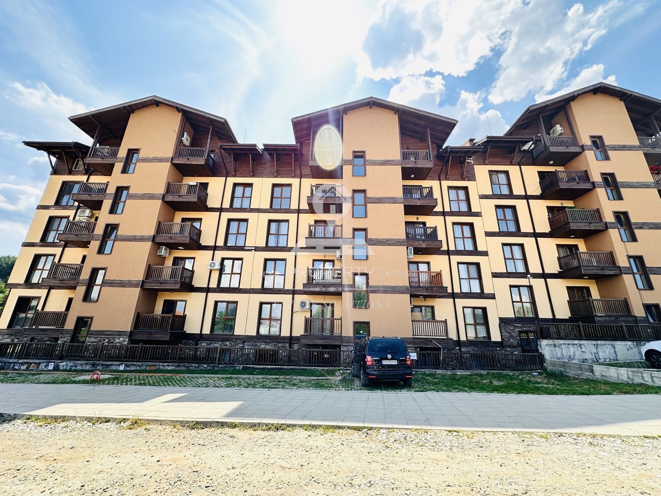 НАПЪЛНО ОБЗАВЕДЕН, ДВУСТАЕН АПАРТАМЕНТ В ЖИЛИЩНА СГРАДА "CROWN BANSKO", ГР. БАНСКО. - 0