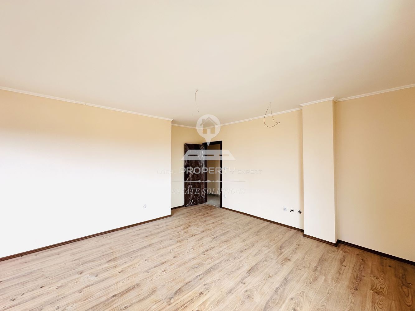 ПРОСТОРЕН ТРИСТАЕН АПАРТАМЕНТ В ЖИЛИЩНА СГРАДА С ПЕРФЕКТНА ЛОКАЦИЯ В КВ. СТРАГИТЕ, ГР. БАНСКО. - 0