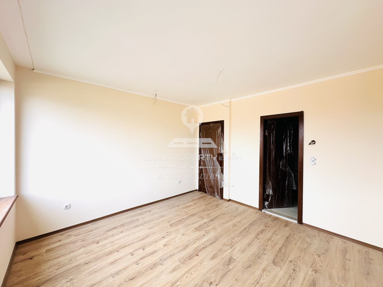 ПРОСТОРЕН ТРИСТАЕН АПАРТАМЕНТ В ЖИЛИЩНА СГРАДА С ПЕРФЕКТНА ЛОКАЦИЯ В КВ. СТРАГИТЕ, ГР. БАНСКО. - 0