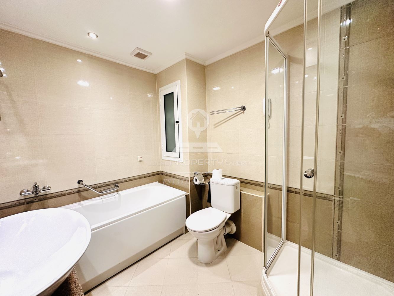 ЛУКСОЗНО ОБЗАВЕДЕН ДВУСТАЕН АПАРТАМЕНТ В КОМПЛЕКС "ДАУН ТАУН", УЛ. СТРАГИТЕ, КВ. ГЛАЗНЕ, ГР. БАНСКО. - 0