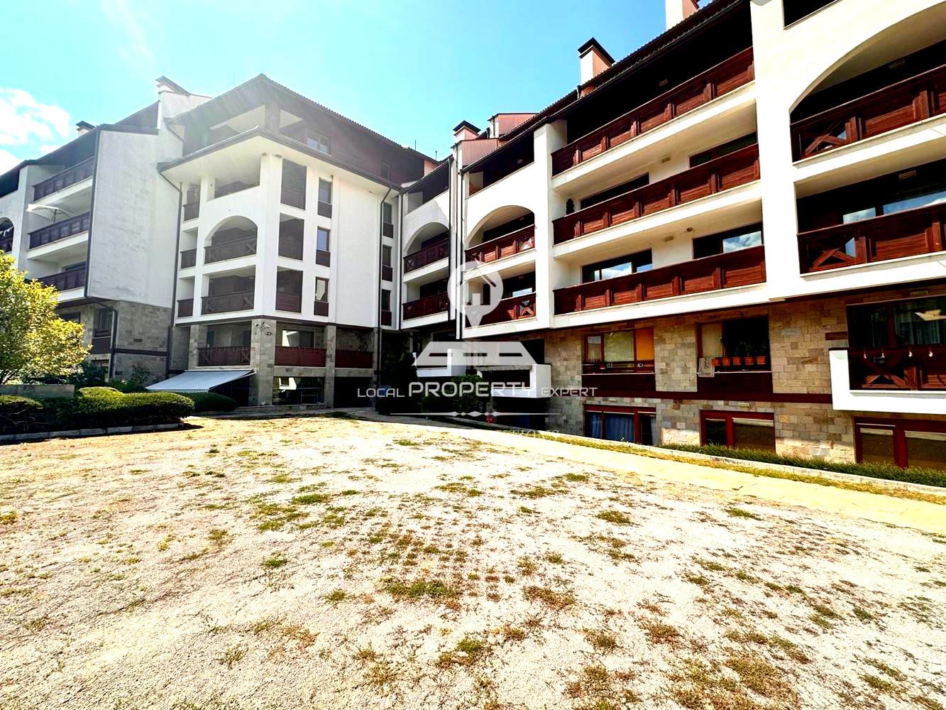 ПРОСТОРЕН ЧЕТИРИСТАЕН АПАРТАМЕНТ В ЖИЛИЩНА СГРАДА "PIRIN LODGE" ГР. БАНСКО - 0