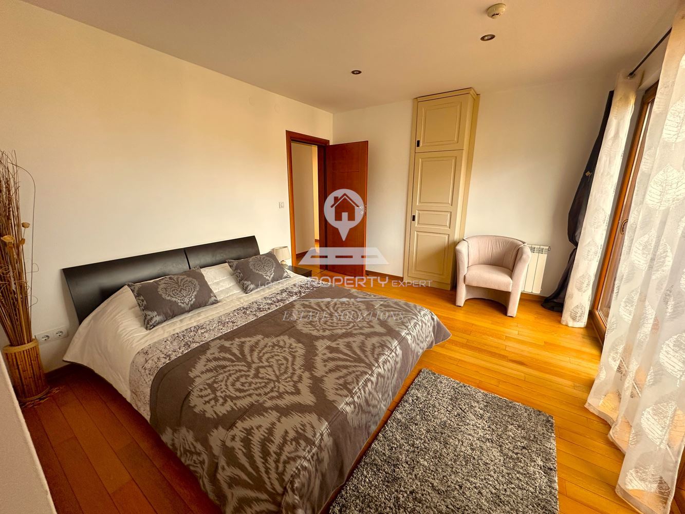 ПРОСТОРЕН ЧЕТИРИСТАЕН АПАРТАМЕНТ В ЖИЛИЩНА СГРАДА "PIRIN LODGE" ГР. БАНСКО - 0