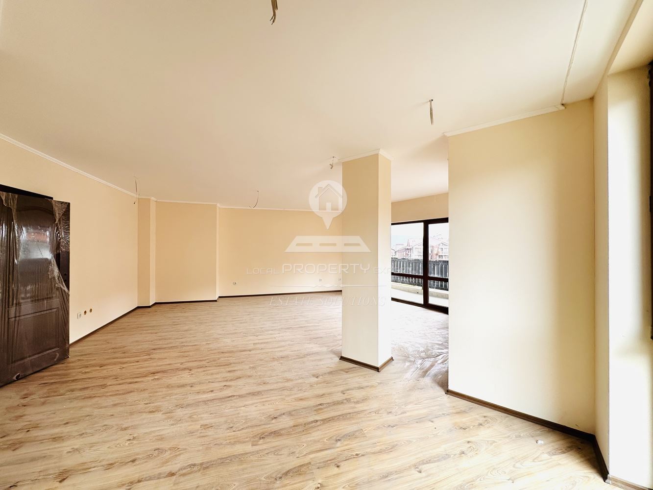 ПРОСТОРЕН ТРИСТАЕН АПАРТАМЕНТ В ЖИЛИЩНА СГРАДА С ПЕРФЕКТНА ЛОКАЦИЯ В КВ. СТРАГИТЕ, ГР. БАНСКО. - 0