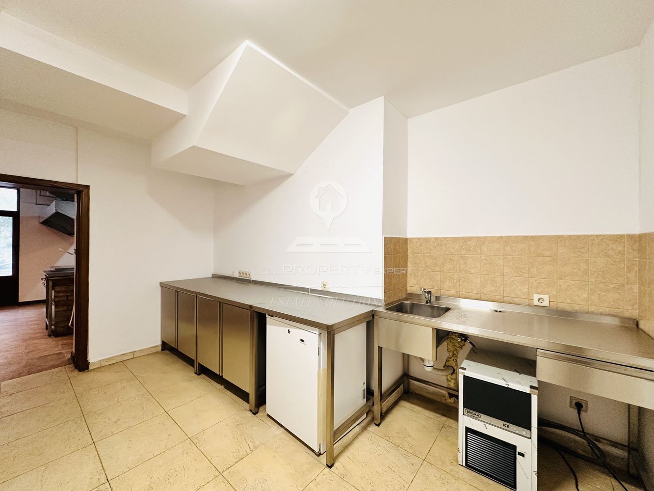 ОТЛИЧНО РАЗРАБОТЕН И НАПЪЛНО ОБОРУДВАН РЕСТОРАН ПОД НАЕМ С АТРАКТИВНА ЛОКАЦИЯ В ХОТЕЛ "РАЗЛОГ", ГР. РАЗЛОГ. - 0