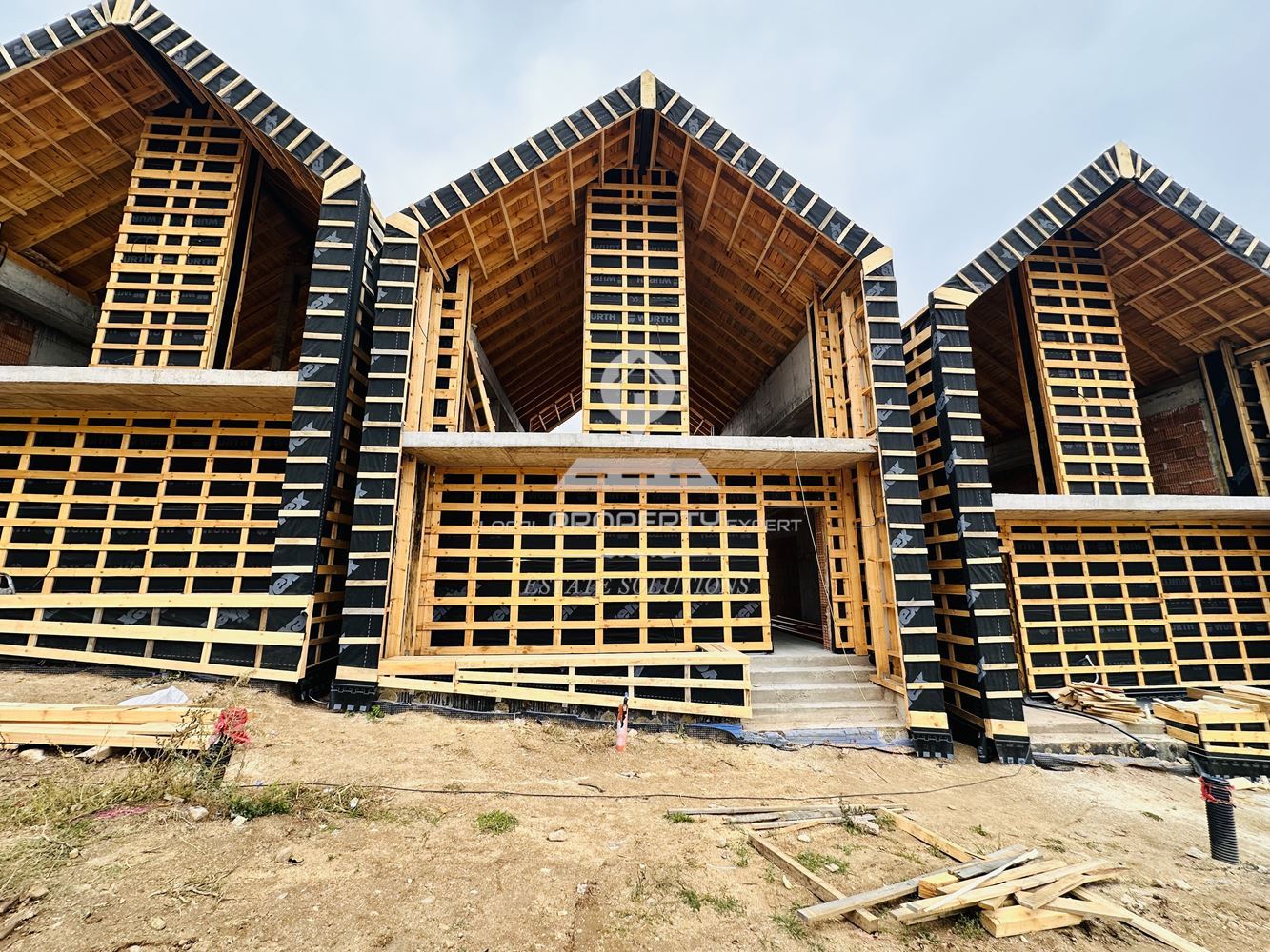 ДВУЕТАЖНА КЪЩА С ПАНОРАМНА ГЛЕДКА В МЕСТНОСТ "КОШЕРИНАТА", ГР. БАНСКО - 0