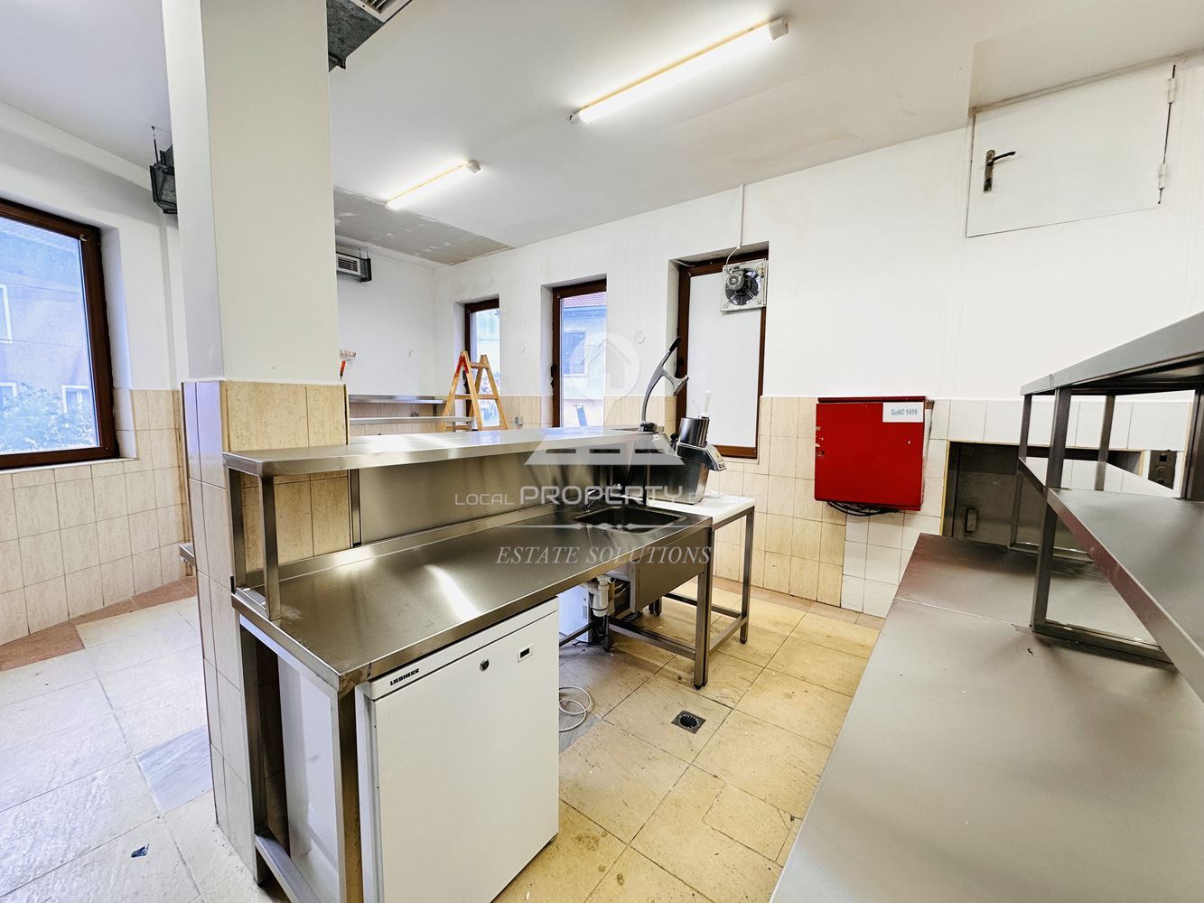 ОТЛИЧНО РАЗРАБОТЕН И НАПЪЛНО ОБОРУДВАН РЕСТОРАН ПОД НАЕМ С АТРАКТИВНА ЛОКАЦИЯ В ХОТЕЛ "РАЗЛОГ", ГР. РАЗЛОГ. - 0