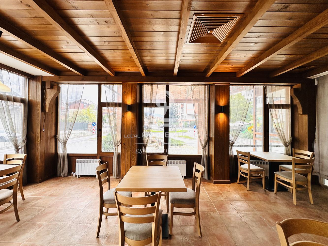 ОТЛИЧНО РАЗРАБОТЕН И НАПЪЛНО ОБОРУДВАН РЕСТОРАН ПОД НАЕМ С АТРАКТИВНА ЛОКАЦИЯ В ХОТЕЛ "РАЗЛОГ", ГР. РАЗЛОГ. - 0