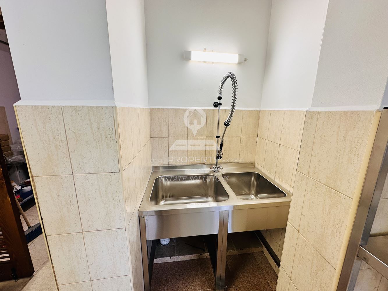 ОТЛИЧНО РАЗРАБОТЕН И НАПЪЛНО ОБОРУДВАН РЕСТОРАН ПОД НАЕМ С АТРАКТИВНА ЛОКАЦИЯ В ХОТЕЛ "РАЗЛОГ", ГР. РАЗЛОГ. - 0