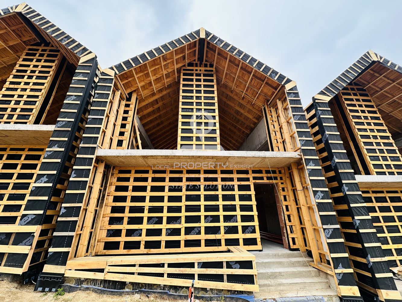 ДВУЕТАЖНА КЪЩА С ПАНОРАМНА ГЛЕДКА В МЕСТНОСТ "КОШЕРИНАТА", ГР. БАНСКО - 0