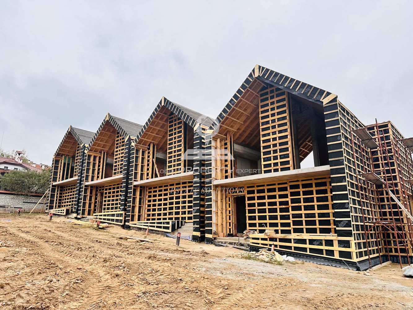 ДВУЕТАЖНА КЪЩА С ПАНОРАМНА ГЛЕДКА В МЕСТНОСТ "КОШЕРИНАТА", ГР. БАНСКО - 0