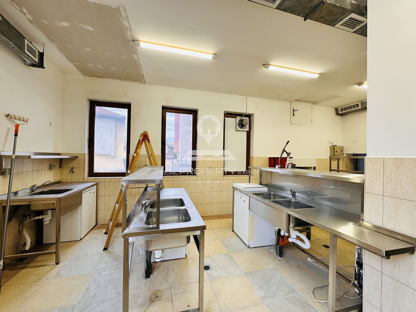 ОТЛИЧНО РАЗРАБОТЕН И НАПЪЛНО ОБОРУДВАН РЕСТОРАН ПОД НАЕМ С АТРАКТИВНА ЛОКАЦИЯ В ХОТЕЛ "РАЗЛОГ", ГР. РАЗЛОГ. - 0