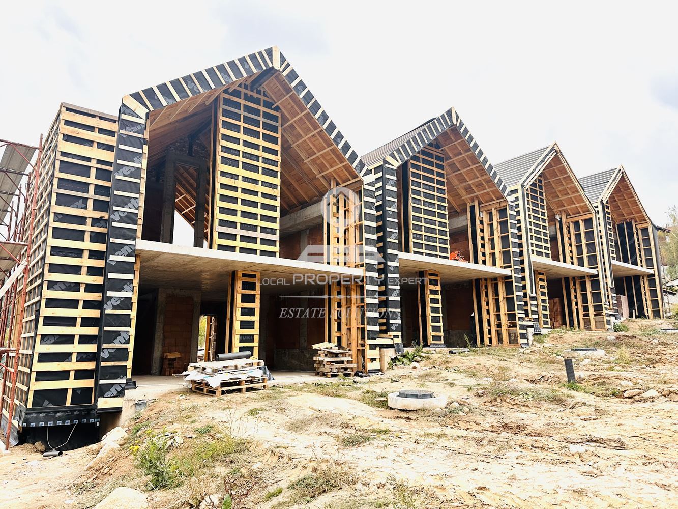 ДВУЕТАЖНА КЪЩА С ПАНОРАМНА ГЛЕДКА В МЕСТНОСТ "КОШЕРИНАТА", ГР. БАНСКО - 0