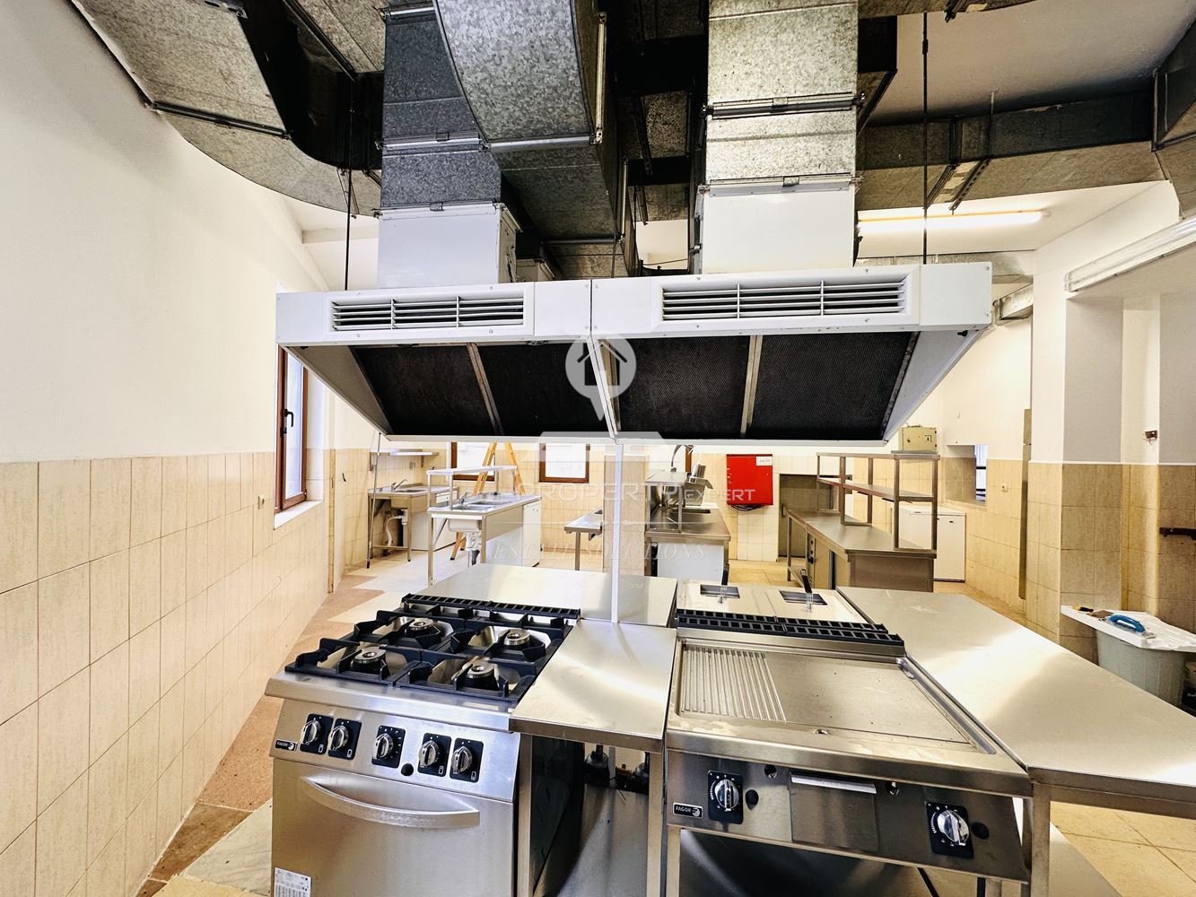 ОТЛИЧНО РАЗРАБОТЕН И НАПЪЛНО ОБОРУДВАН РЕСТОРАН ПОД НАЕМ С АТРАКТИВНА ЛОКАЦИЯ В ХОТЕЛ "РАЗЛОГ", ГР. РАЗЛОГ. - 0