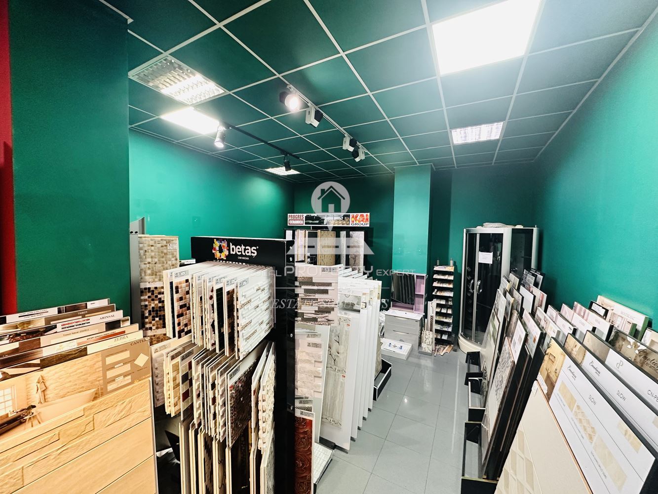 ТЪРГОВСКО ПОМЕЩЕНИЕ В ИДЕАЛЕН ЦЕНТЪР НА ГР. РАЗЛОГ, УЛ. ОПЪЛЧЕНСКА 1. - 0