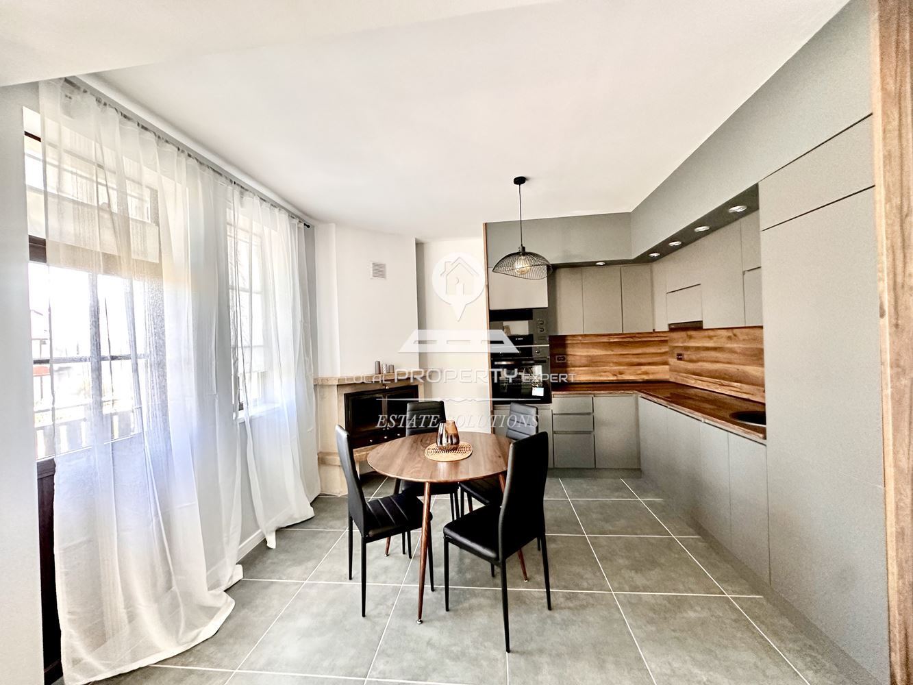 РЕНОВИРАНА ЕДНОФАМИЛНА КЪЩА ПОД НАЕМ В КОМПЛЕКС "PINE ROSE", МЕСТНОСТА "СВЕТИ ИВАН", ГР. БАНСКО. - 0