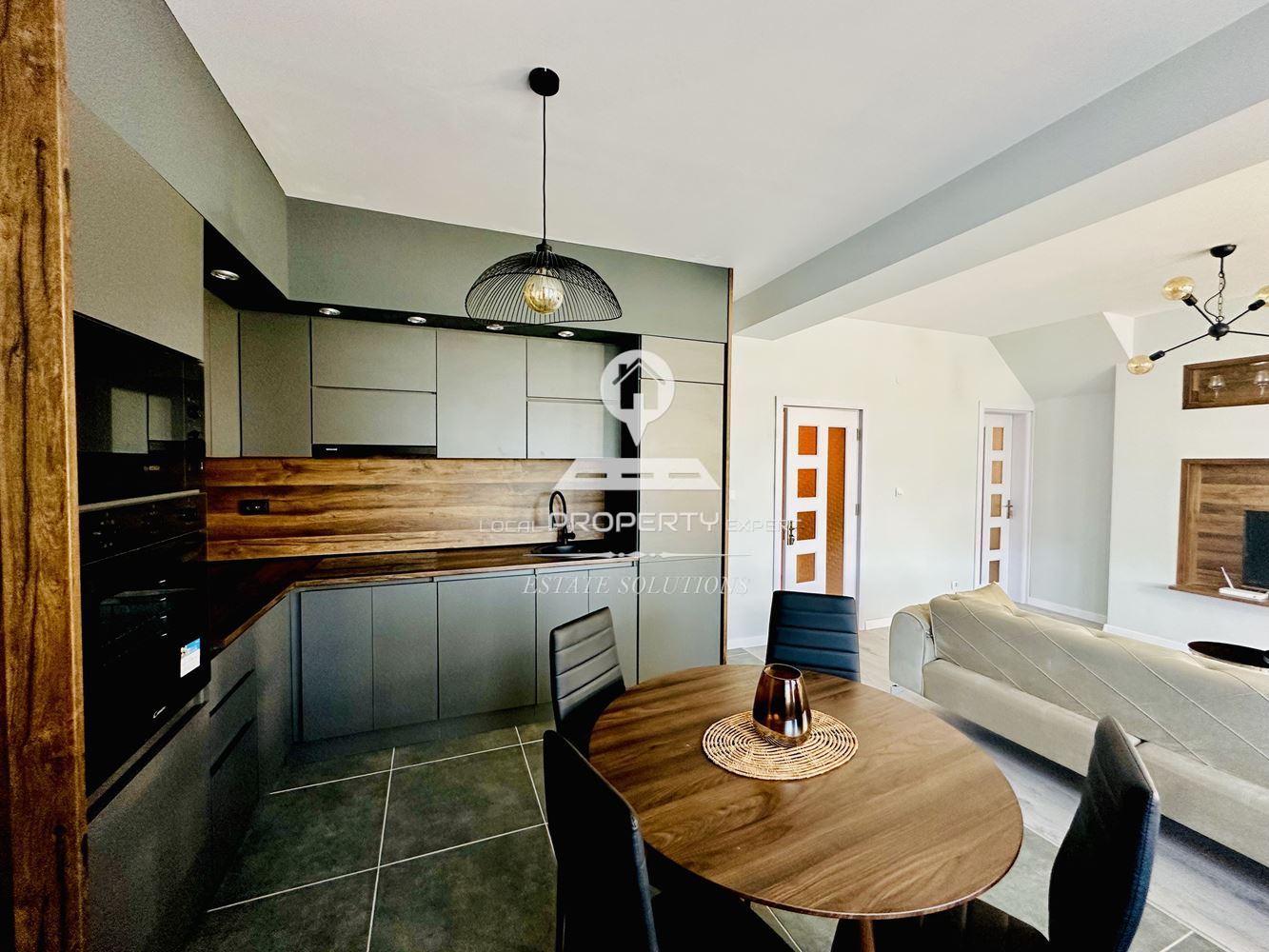 РЕНОВИРАНА ЕДНОФАМИЛНА КЪЩА ПОД НАЕМ В КОМПЛЕКС "PINE ROSE", МЕСТНОСТА "СВЕТИ ИВАН", ГР. БАНСКО. - 0