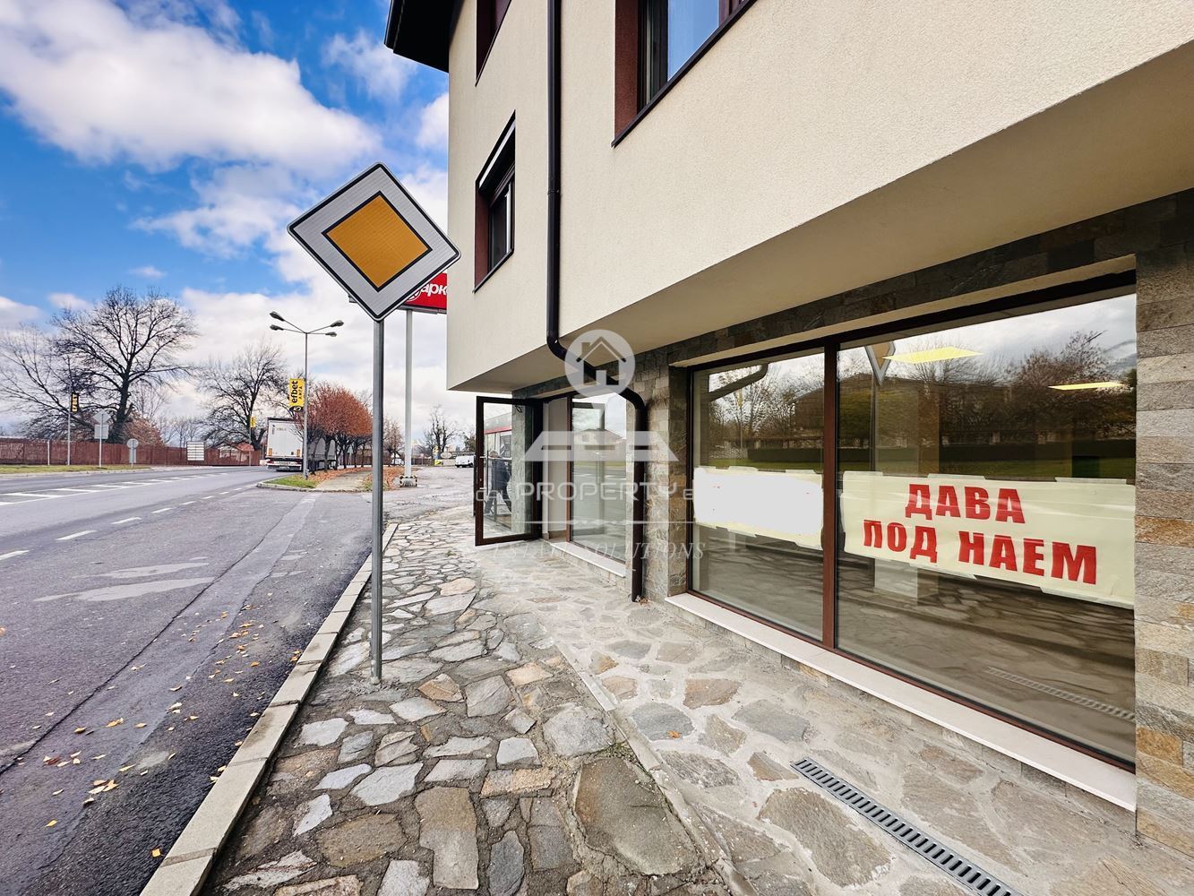 ТЪРГОВСКО ПОМЕЩЕНИЕ ПОД НАЕМ С ТОП ЛОКАЦИЯ, УЛ. "ПАТРИАРХ ЕВТИМИ", ГР. БАНСКО. - 0