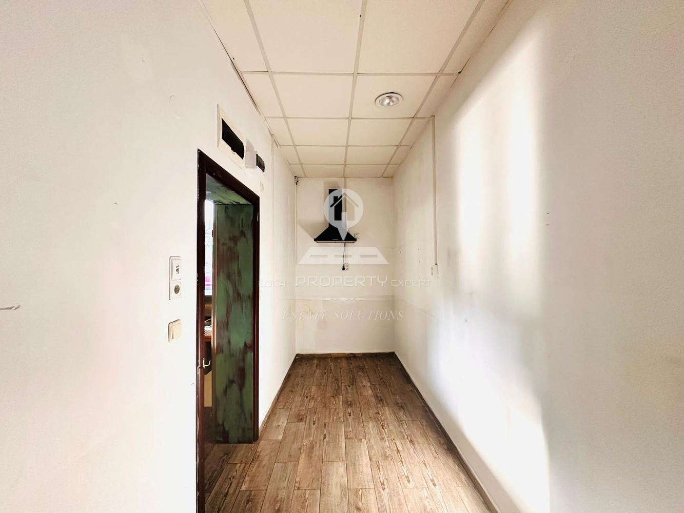 ТЪРГОВСКО ПОМЕЩЕНИЕ ПОД НАЕМ НА МЕТРИ ОТ ЛИФТА, УЛ. "ПИРИН", КВ. ГРАМАДЕТО, ГР. БАНСКО. - 0