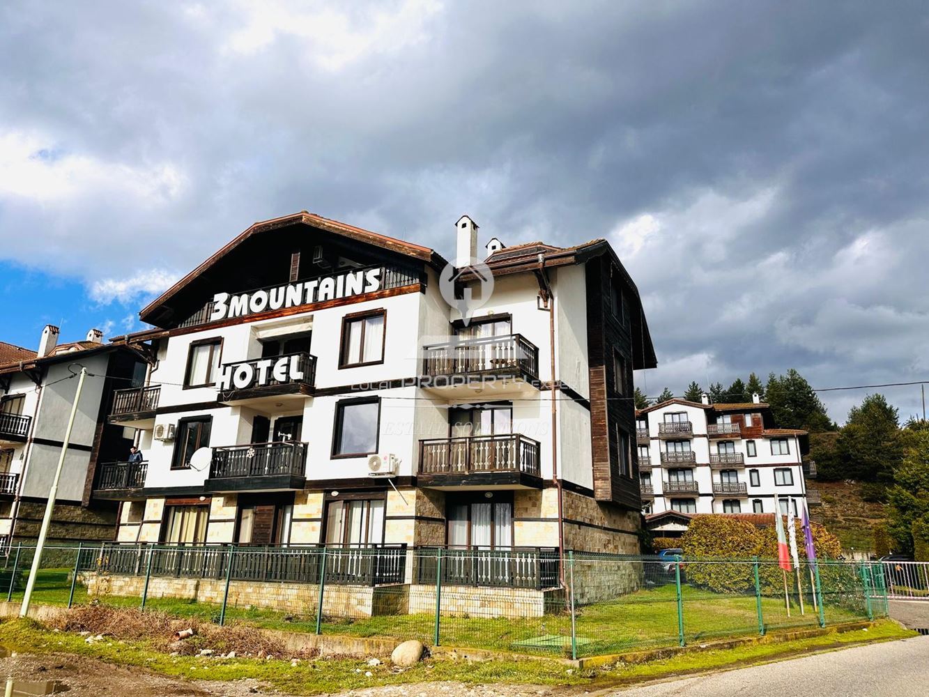 НАПЪЛНО ОБЗАВЕДЕН ТРИСТАЕН, ЮЖЕН АПАРТАМЕНТ В КОМПЛЕКС "ТРИ ПЛАНИНИ", ГР. РАЗЛОГ. - 0