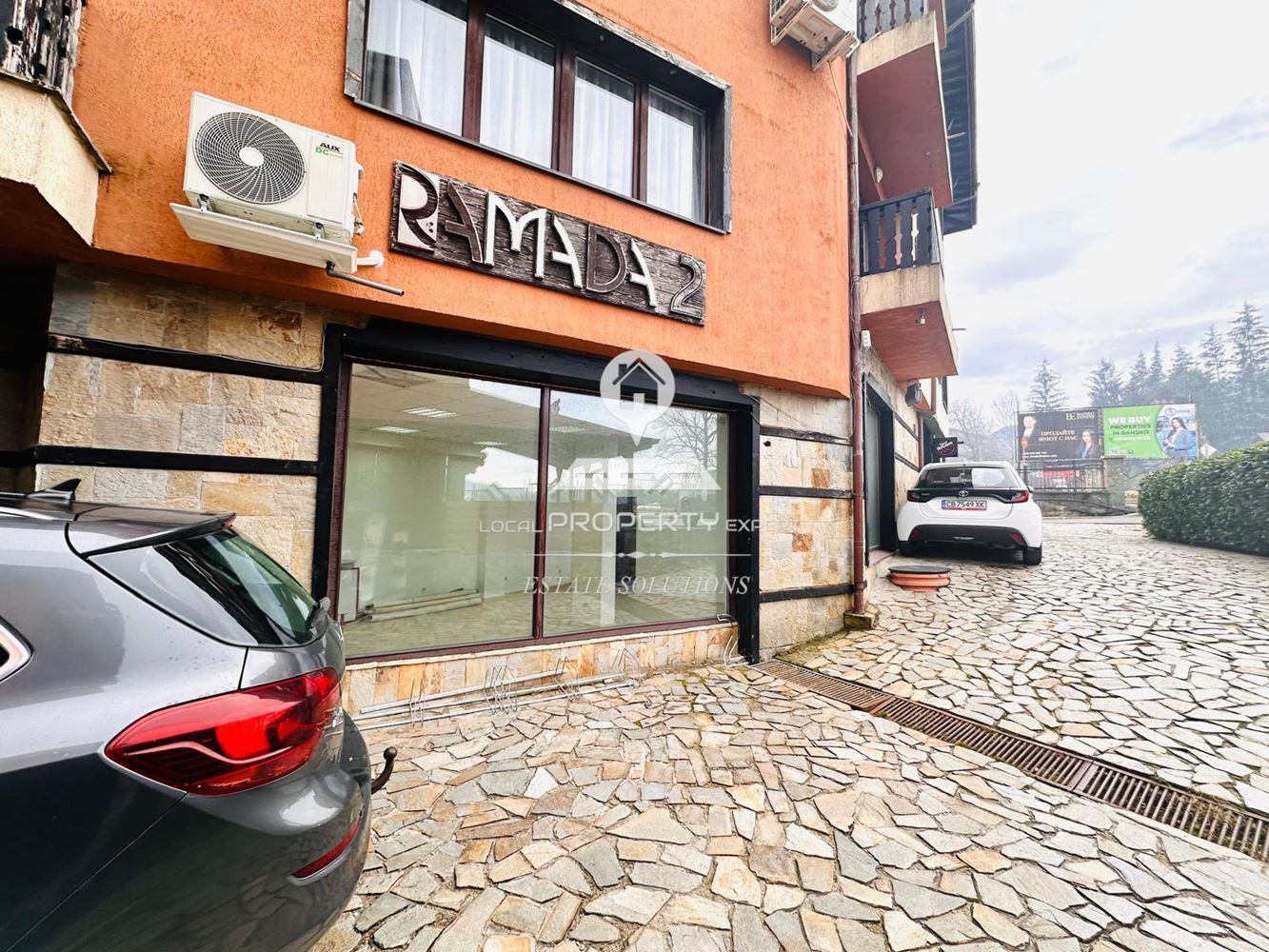 ТЪРГОВСКО ПОМЕЩЕНИЕ ПОД НАЕМ НА МЕТРИ ОТ ЛИФТА, УЛ. "ПИРИН", КВ. ГРАМАДЕТО, ГР. БАНСКО. - 0