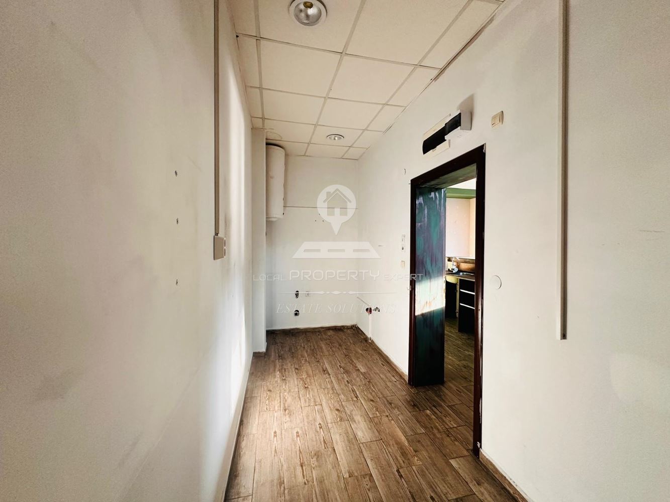 ТЪРГОВСКО ПОМЕЩЕНИЕ ПОД НАЕМ НА МЕТРИ ОТ ЛИФТА, УЛ. "ПИРИН", КВ. ГРАМАДЕТО, ГР. БАНСКО. - 0