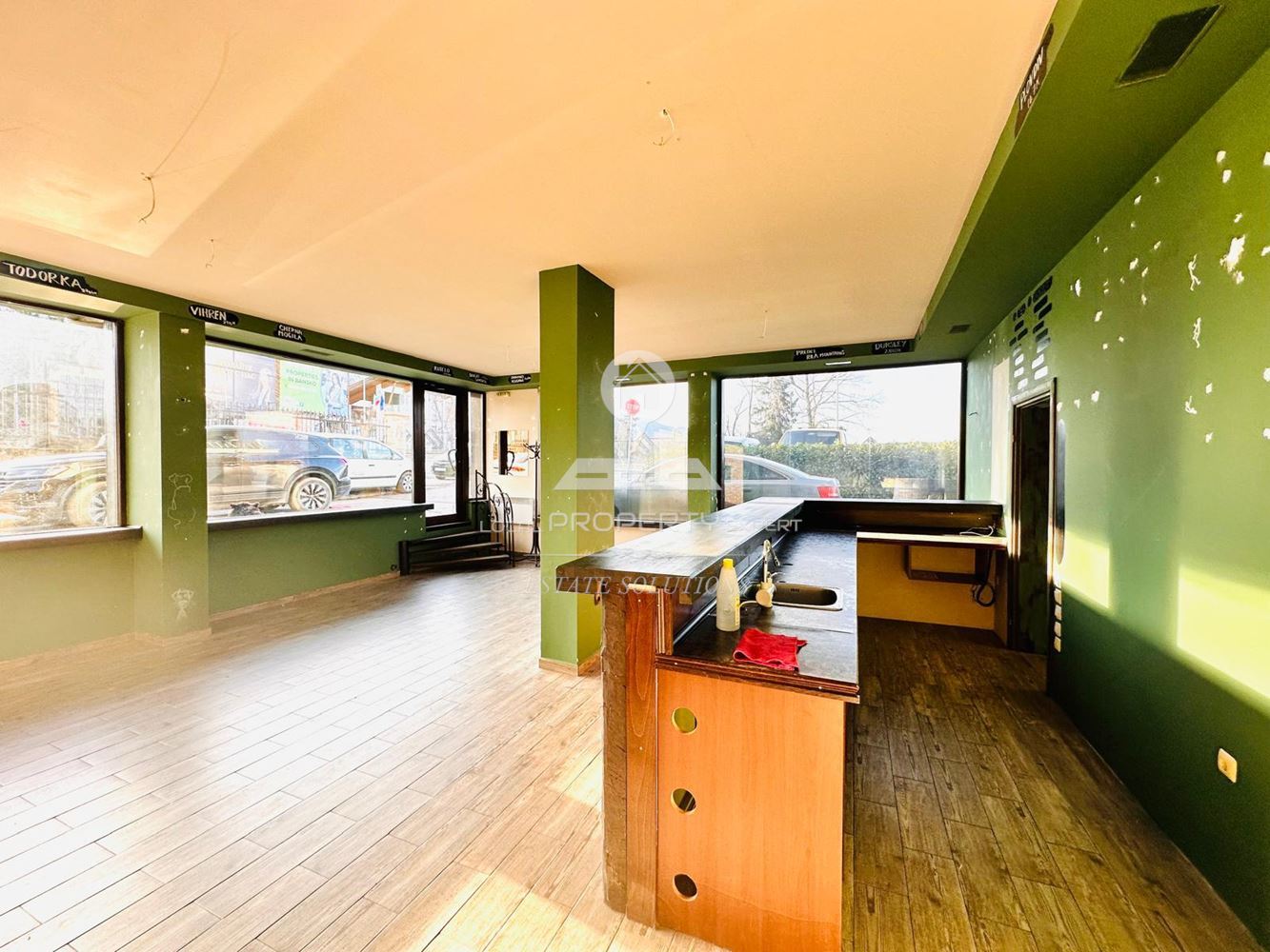 ТЪРГОВСКО ПОМЕЩЕНИЕ ПОД НАЕМ НА МЕТРИ ОТ ЛИФТА, УЛ. "ПИРИН", КВ. ГРАМАДЕТО, ГР. БАНСКО. - 0