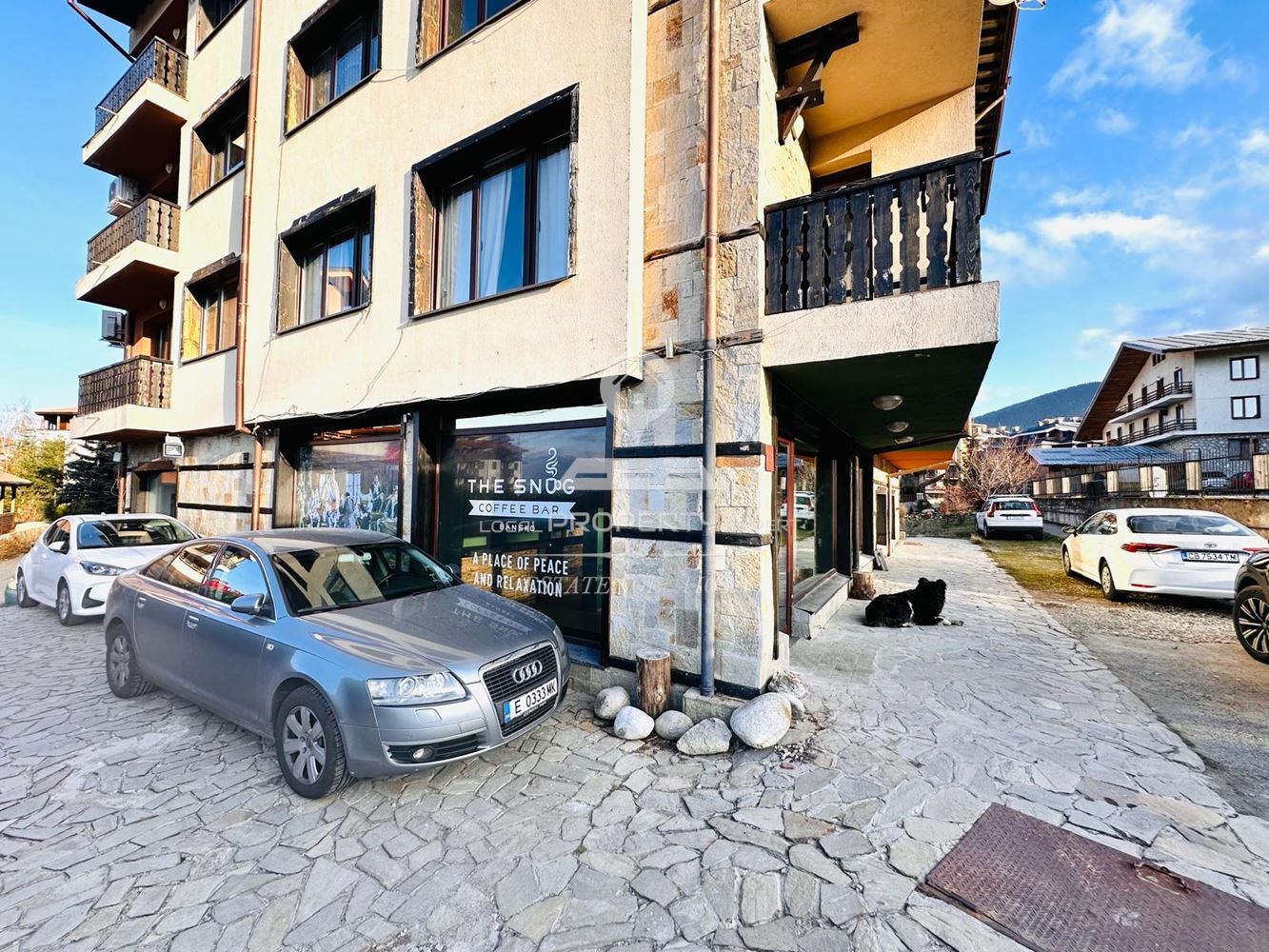 ТЪРГОВСКО ПОМЕЩЕНИЕ ПОД НАЕМ НА МЕТРИ ОТ ЛИФТА, УЛ. "ПИРИН", КВ. ГРАМАДЕТО, ГР. БАНСКО. - 0