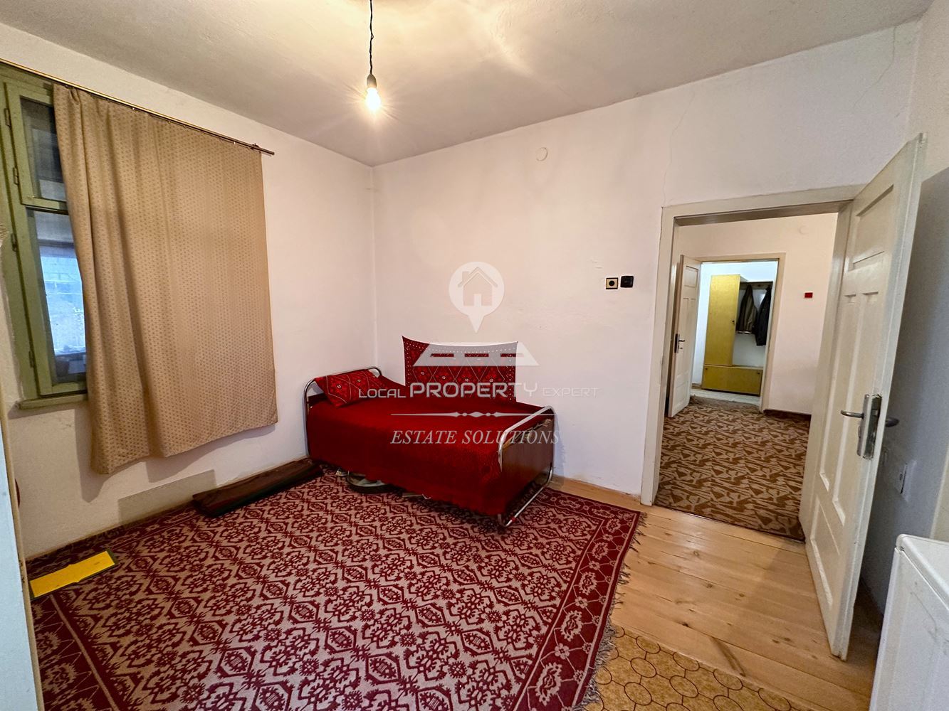 ДВУЕТАЖНА КЪЩА С ДВОР И ГАРАЖ В ГР. РАЗЛОГ - 0