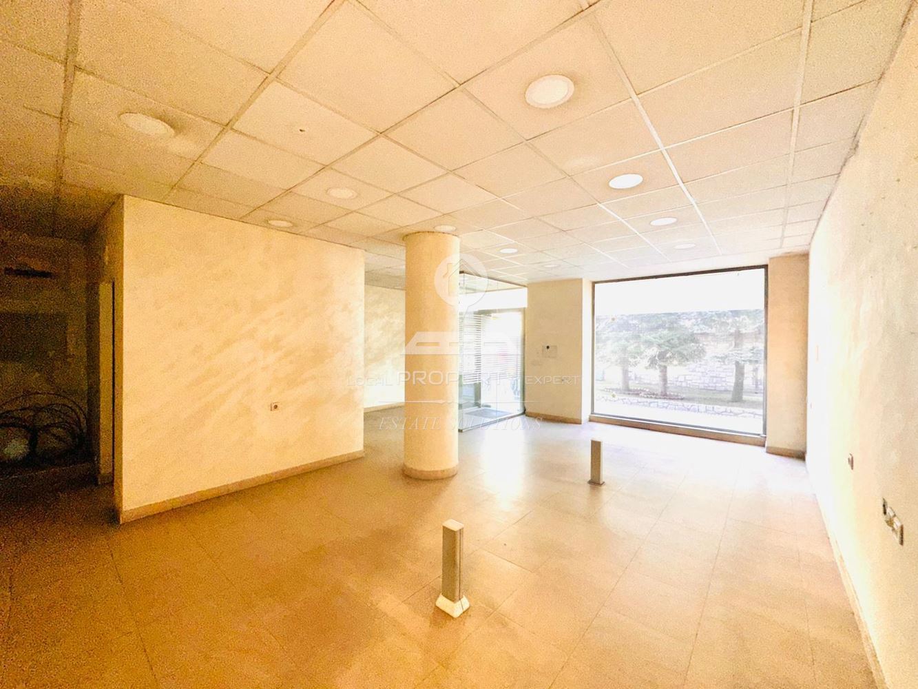 ТЪРГОВСКО ПОМЕЩЕНИЕ ПОД НАЕМ В ИДЕАЛЕН ЦЕНТЪР НА ГР. БАНСКО, ПЛ. "НИКОЛА ВАПЦАРОВ". - 0